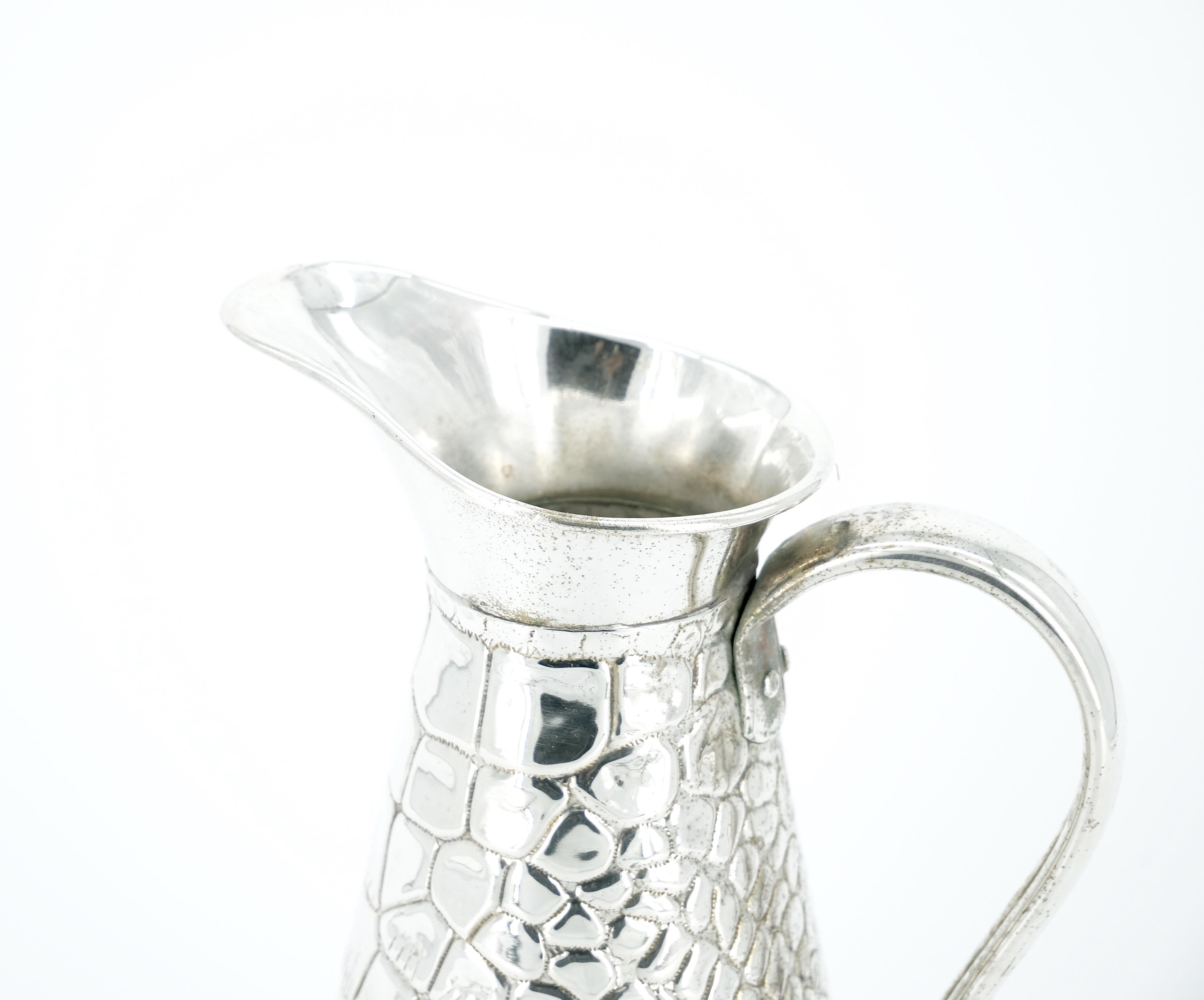 Regency Brocca decorativa / vaso Old English placcata in argento con disegno di coccodrillo in vendita