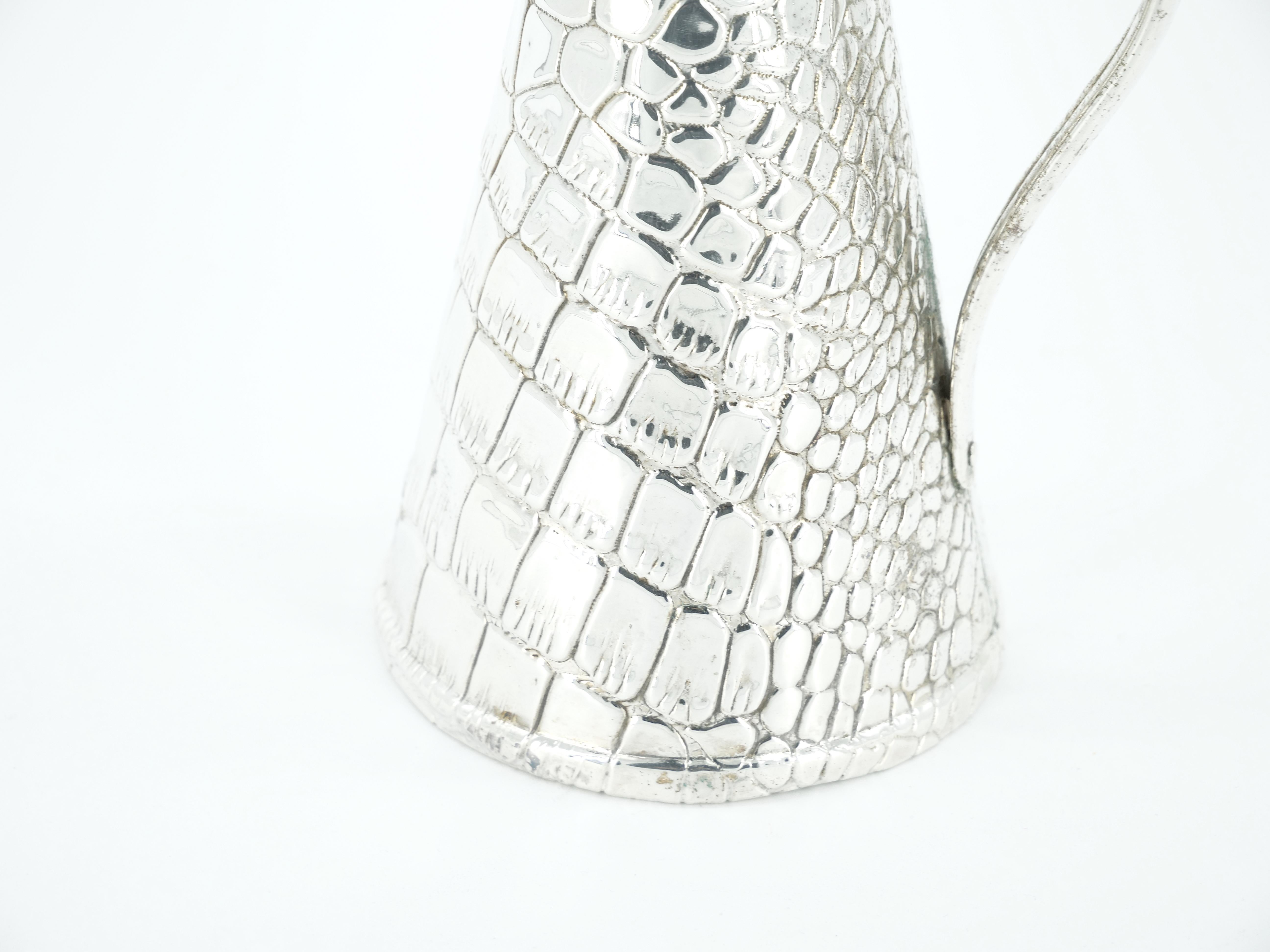 Inglese Brocca decorativa / vaso Old English placcata in argento con disegno di coccodrillo in vendita