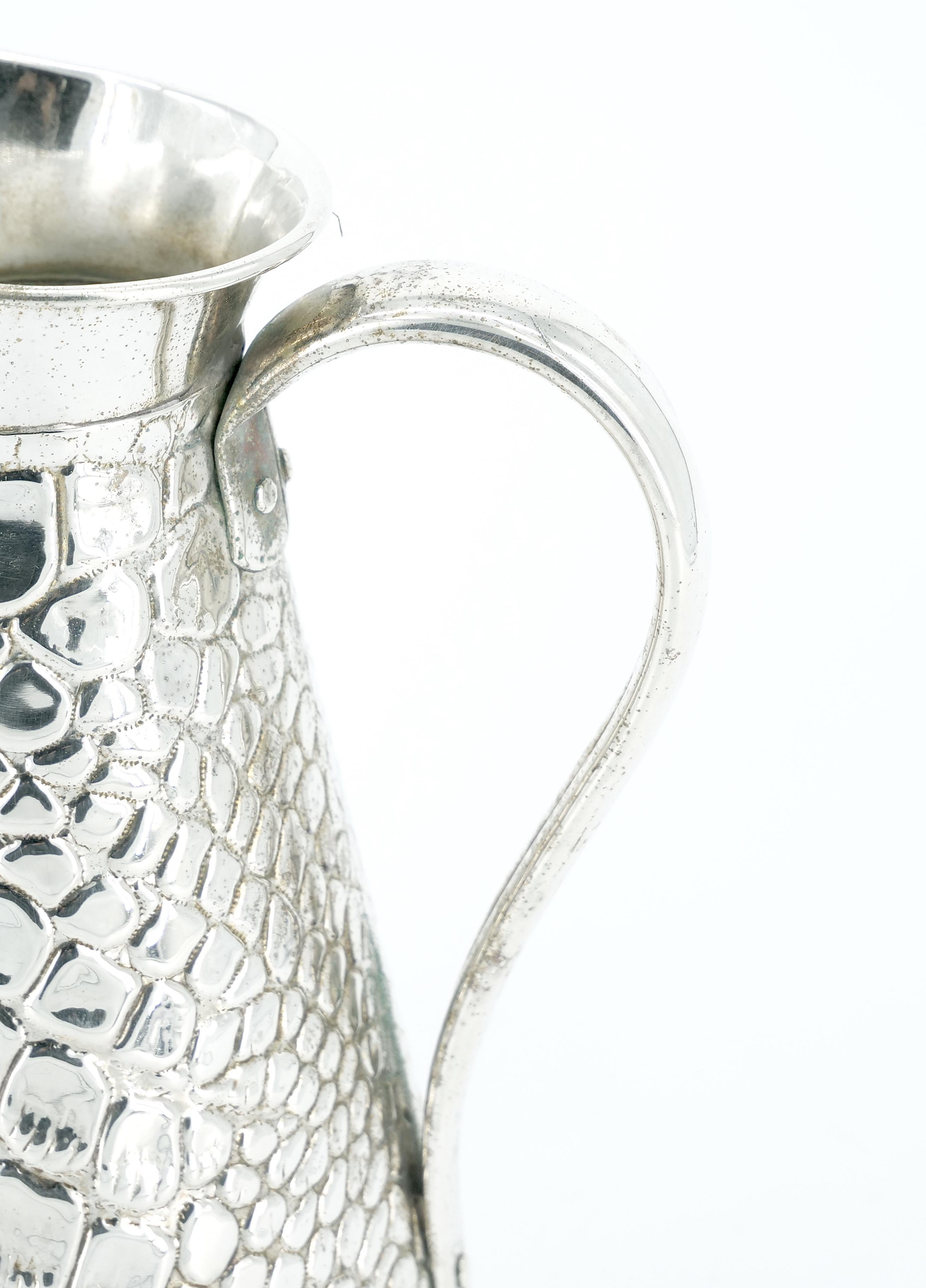 Brocca decorativa / vaso Old English placcata in argento con disegno di coccodrillo In condizioni buone in vendita a Tarry Town, NY