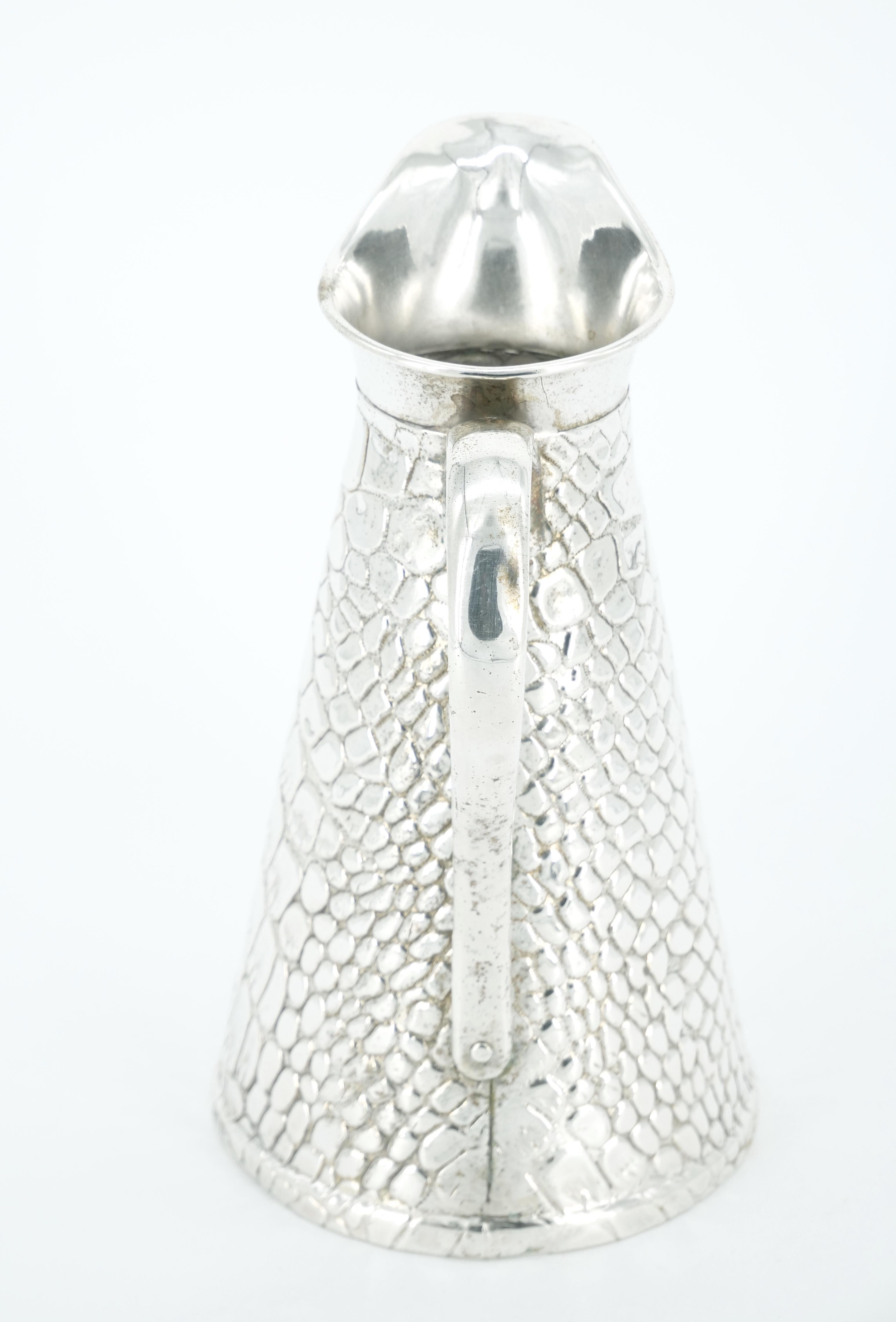 XIX secolo Brocca decorativa / vaso Old English placcata in argento con disegno di coccodrillo in vendita