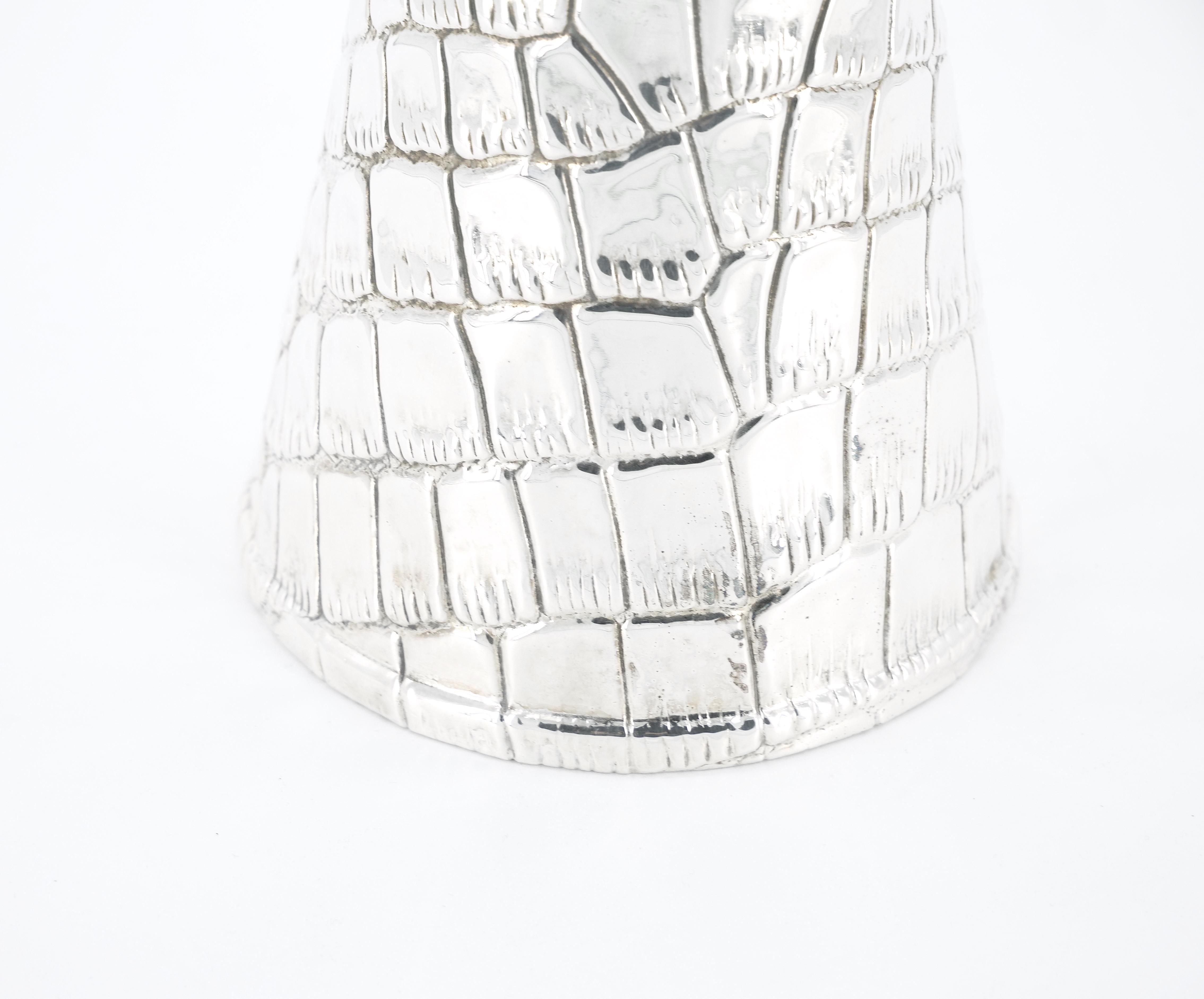 Placcato argento Brocca decorativa / vaso Old English placcata in argento con disegno di coccodrillo in vendita