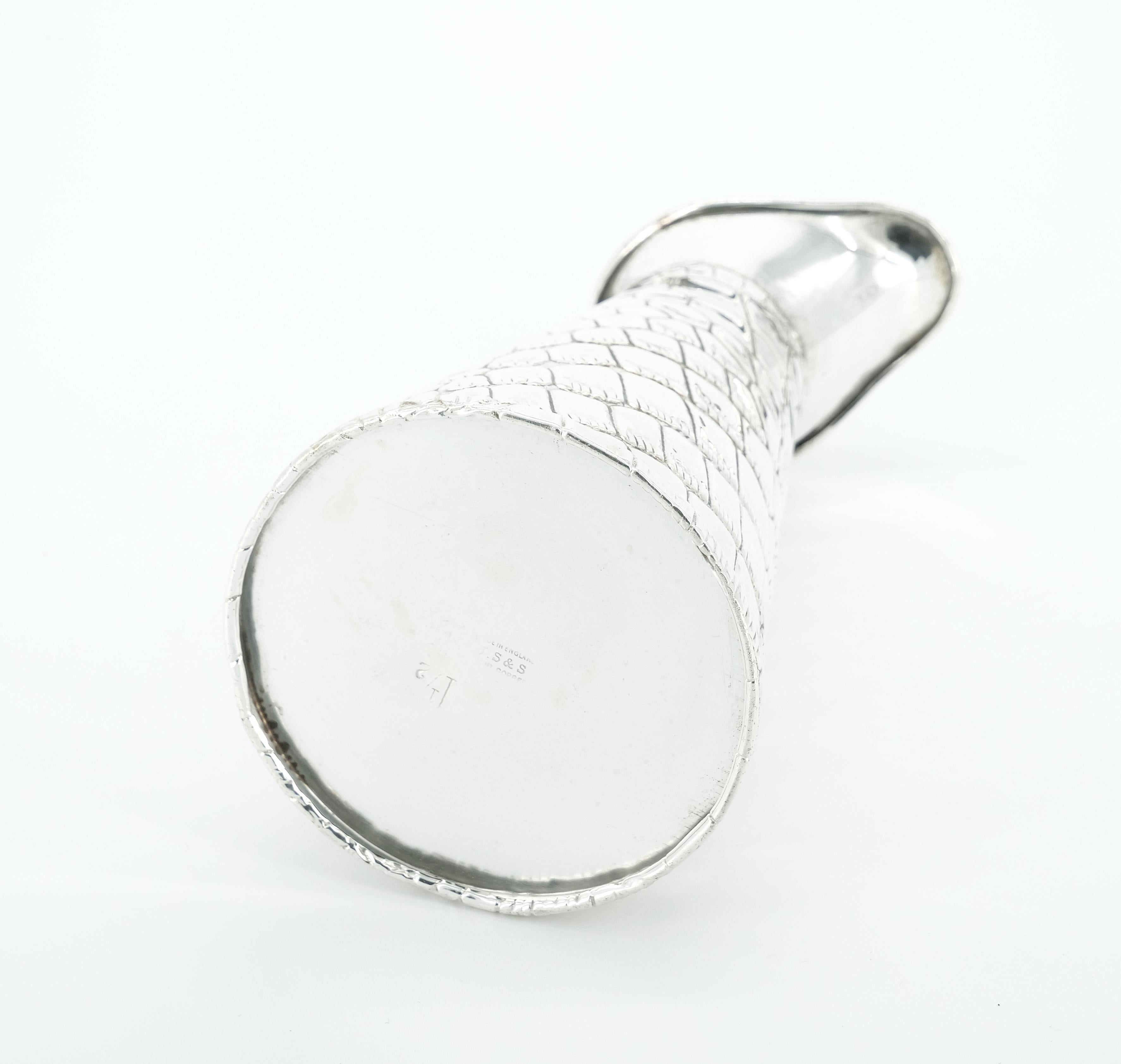 Brocca decorativa / vaso Old English placcata in argento con disegno di coccodrillo in vendita 1