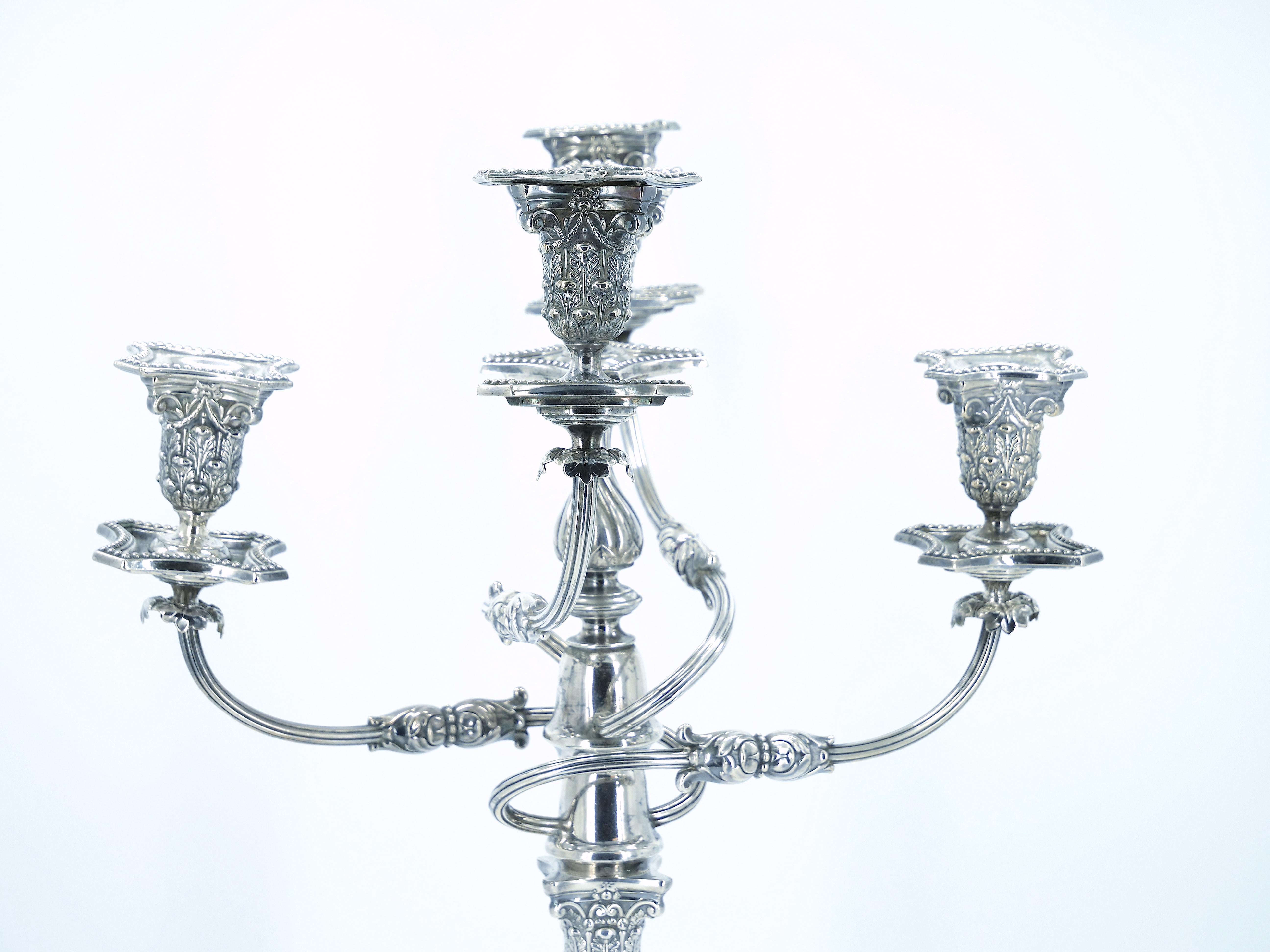 Grand candélabre anglais à cinq lumières en métal argenté de James Dixon, datant d'environ 1860 en vente 4