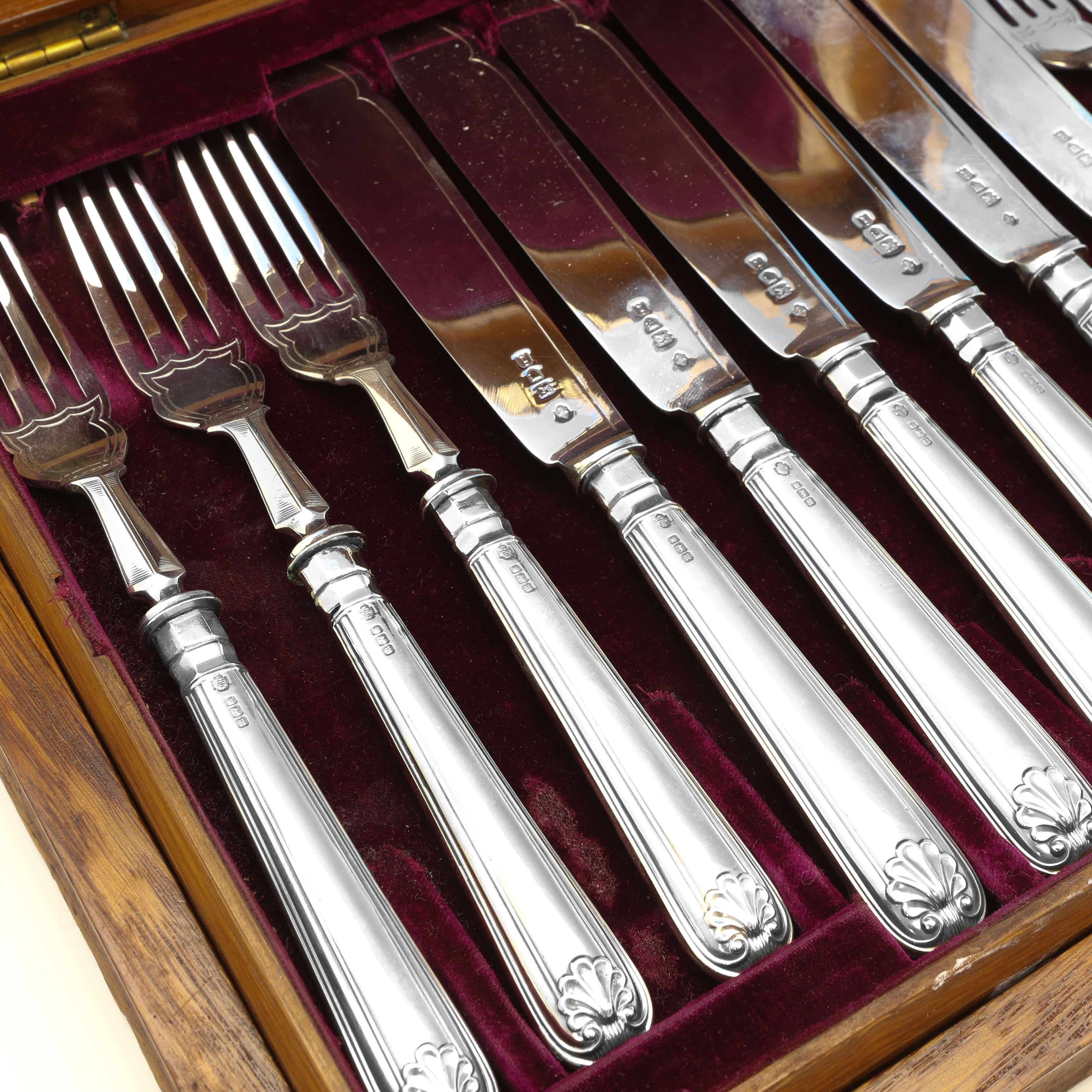 Hallmarked in London in 1904 by William Hutton, this handsome, Antique Sterling Silver Fish Set, is in 'Old English, Thread & Shell' pattern, and is presented in its original box. 

Each fish knife measures 9