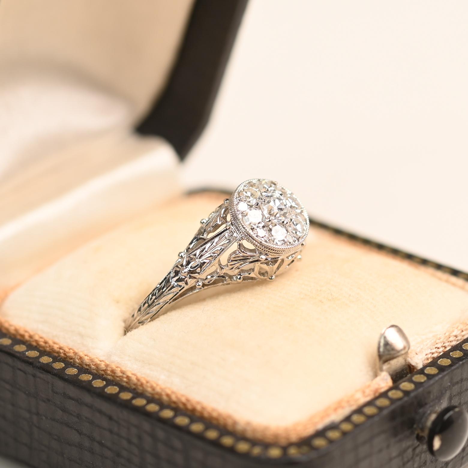 Este elegante anillo se centra en un racimo de diamantes de talla vieja europea, engastados en un bisel redondeado. Los diamantes tienen un peso combinado de aproximadamente 0,20 quilates, de color I y claridad VS2, y ofrecen brillo y calidad. Hecha