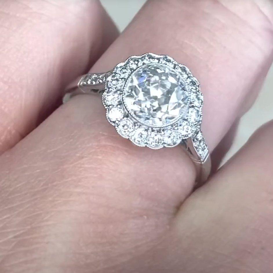 Anillo de compromiso con halo de diamantes talla europea antigua (aprox. 1,30 quilates), platino en Excelente estado para la venta en New York, NY