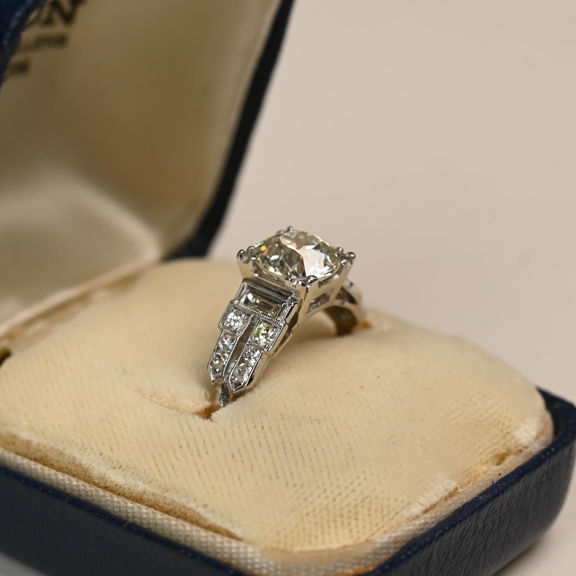 Une bague Art déco remarquable, centrée sur un diamant de taille Old European d'environ 2,00 carats, de couleur K et de pureté VS1. La pierre centrale est complétée par des épaules complexes conçues dans un motif géométrique, serties de diamants