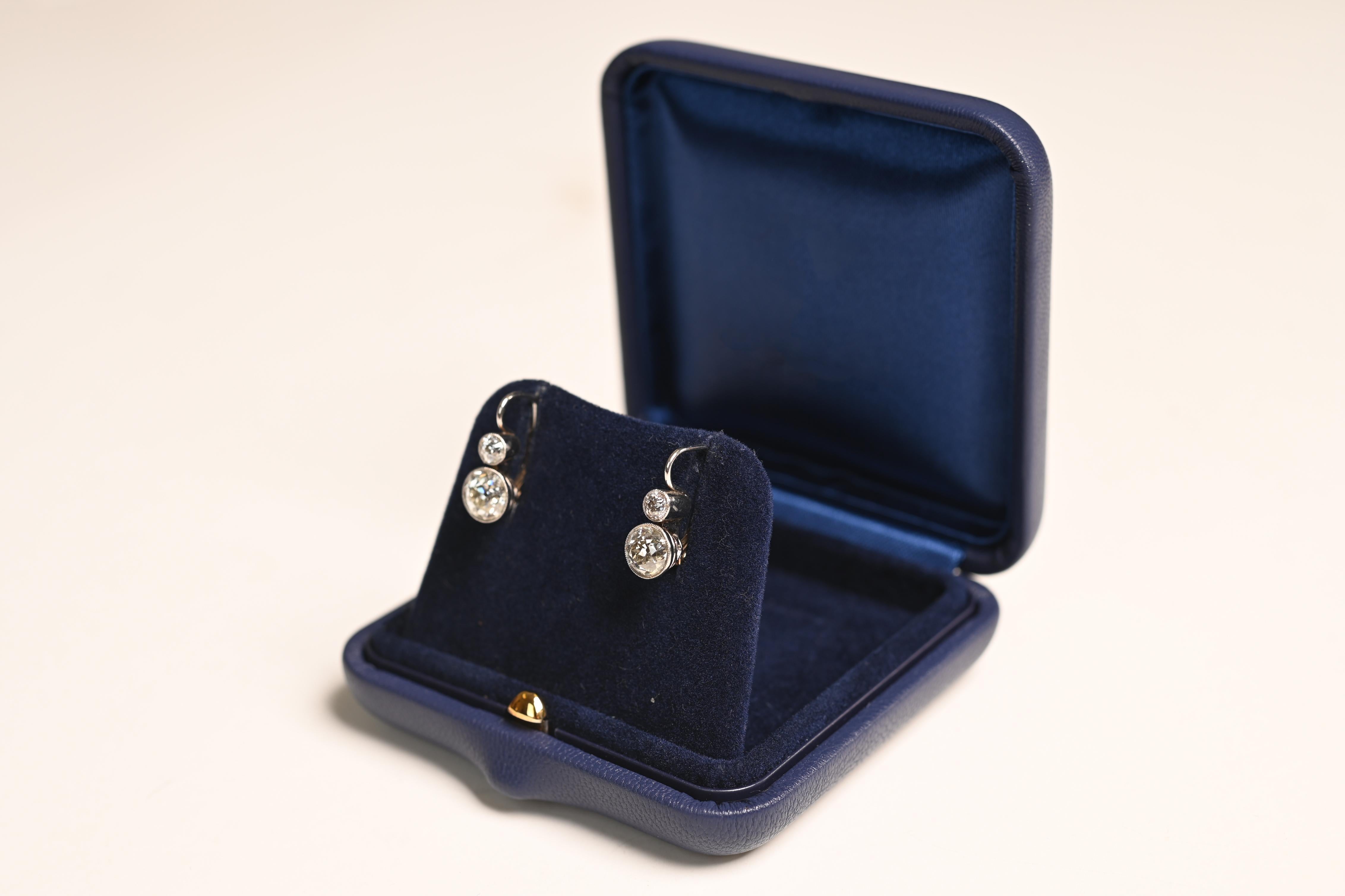 Art déco Boucles d'oreilles en or jaune 18 carats, platine et diamant taille européenne ancienne (environ 2,30 carats)