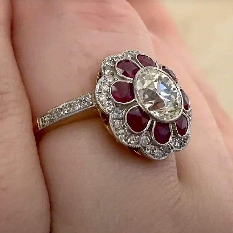 Anello di fidanzamento con diamante vecchio taglio euro (GIA circa 1,4 carati), aureola di diamanti In condizioni ottime in vendita a New York, NY