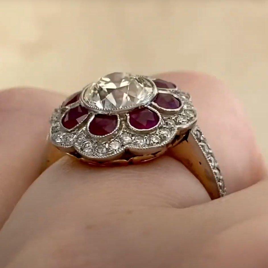 Donna Anello di fidanzamento con diamante vecchio taglio euro (GIA circa 1,4 carati), aureola di diamanti in vendita