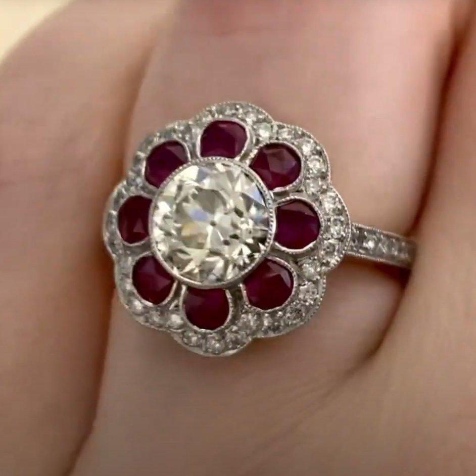 Anello di fidanzamento con diamante vecchio taglio euro (GIA circa 1,4 carati), aureola di diamanti in vendita 1