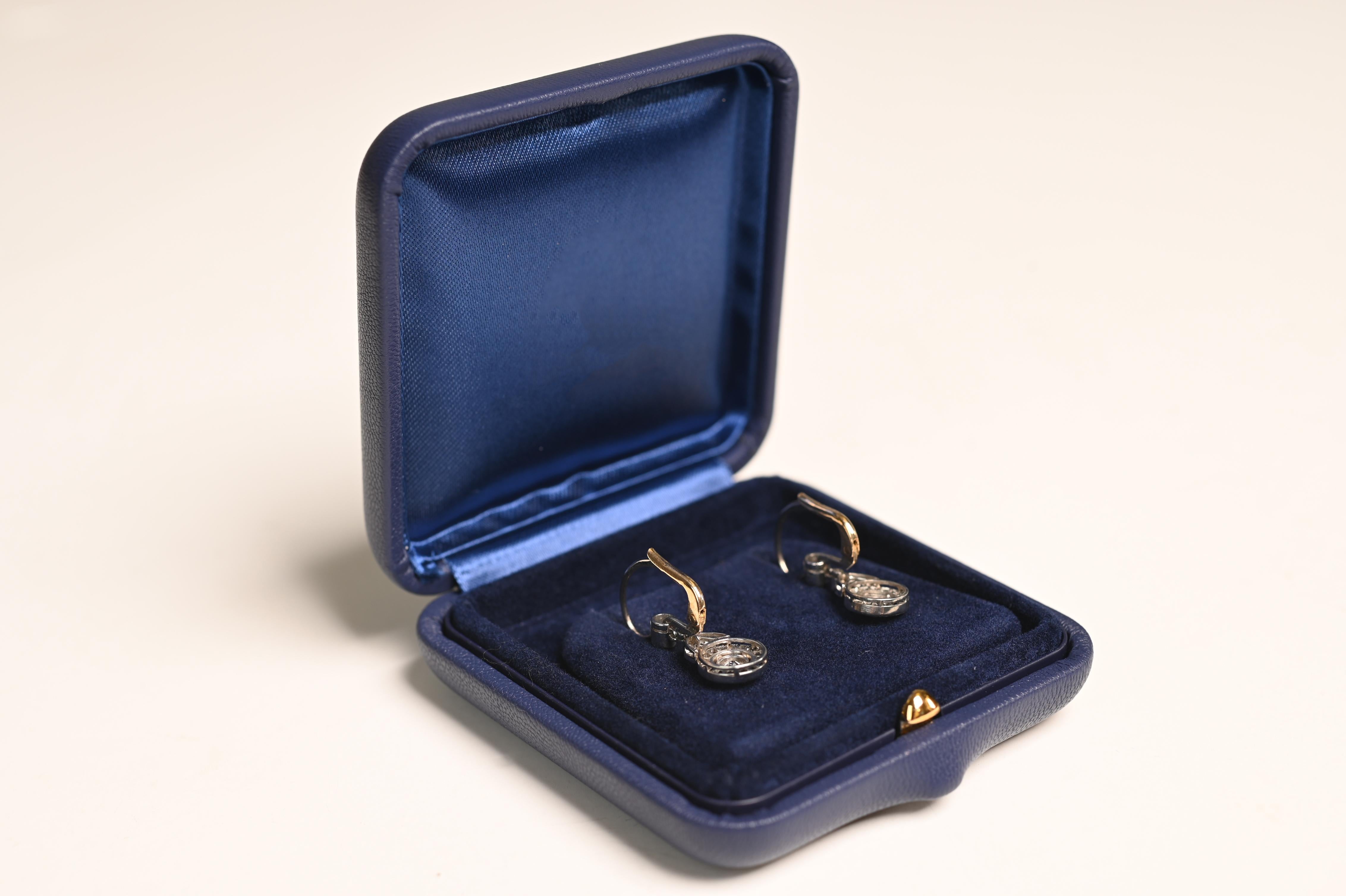 Taille vieille Europe Boucles d'oreilles halo en platine et or jaune 18k avec diamant Old Euro (environ 0,10 carats) en vente