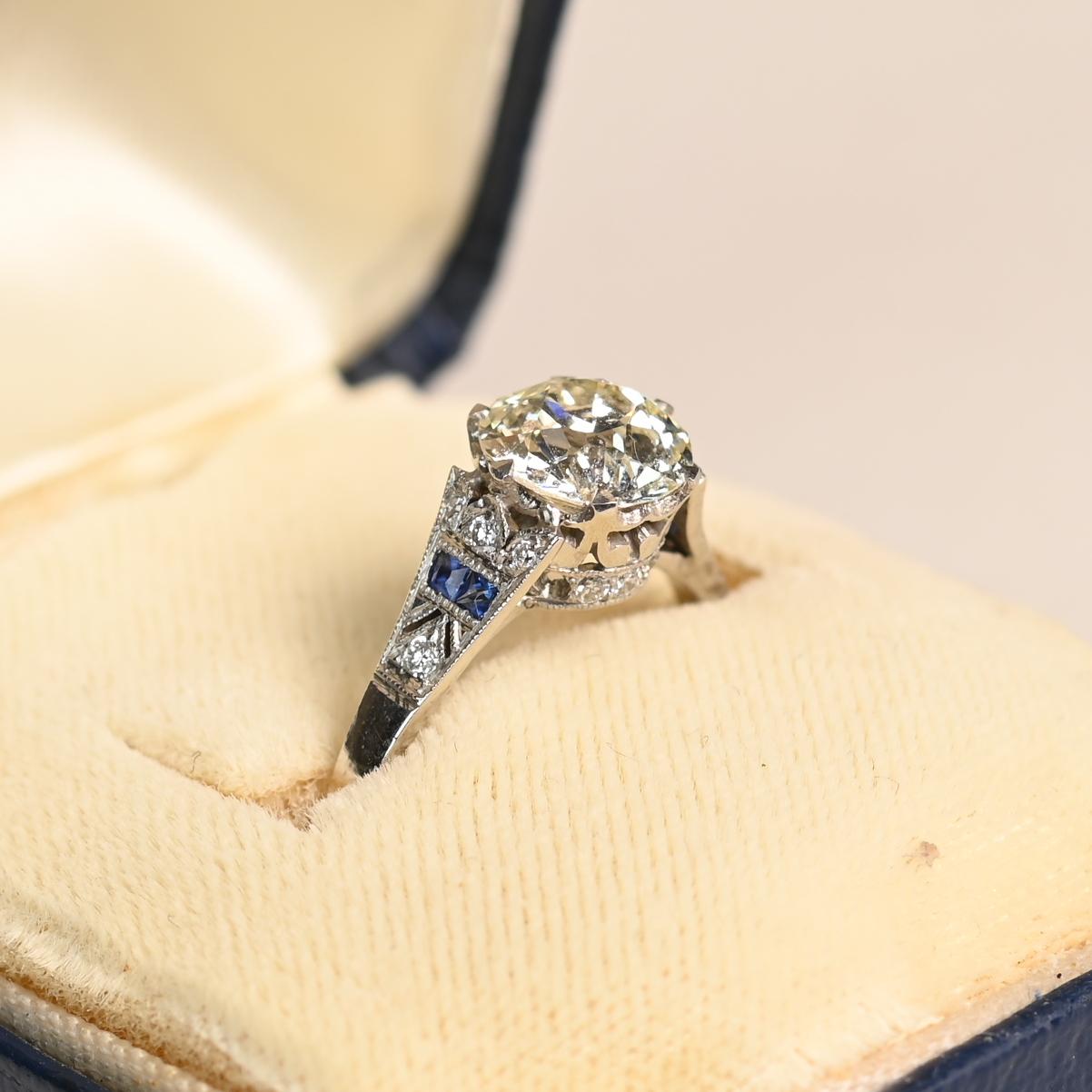 Questo squisito anello di fidanzamento mette in mostra uno splendido diamante vecchio taglio europeo da circa 1,6 carati, di colore J e purezza VS1. La pietra centrale emana un fascino vintage, incastonata in un'elegante montatura in platino. Per
