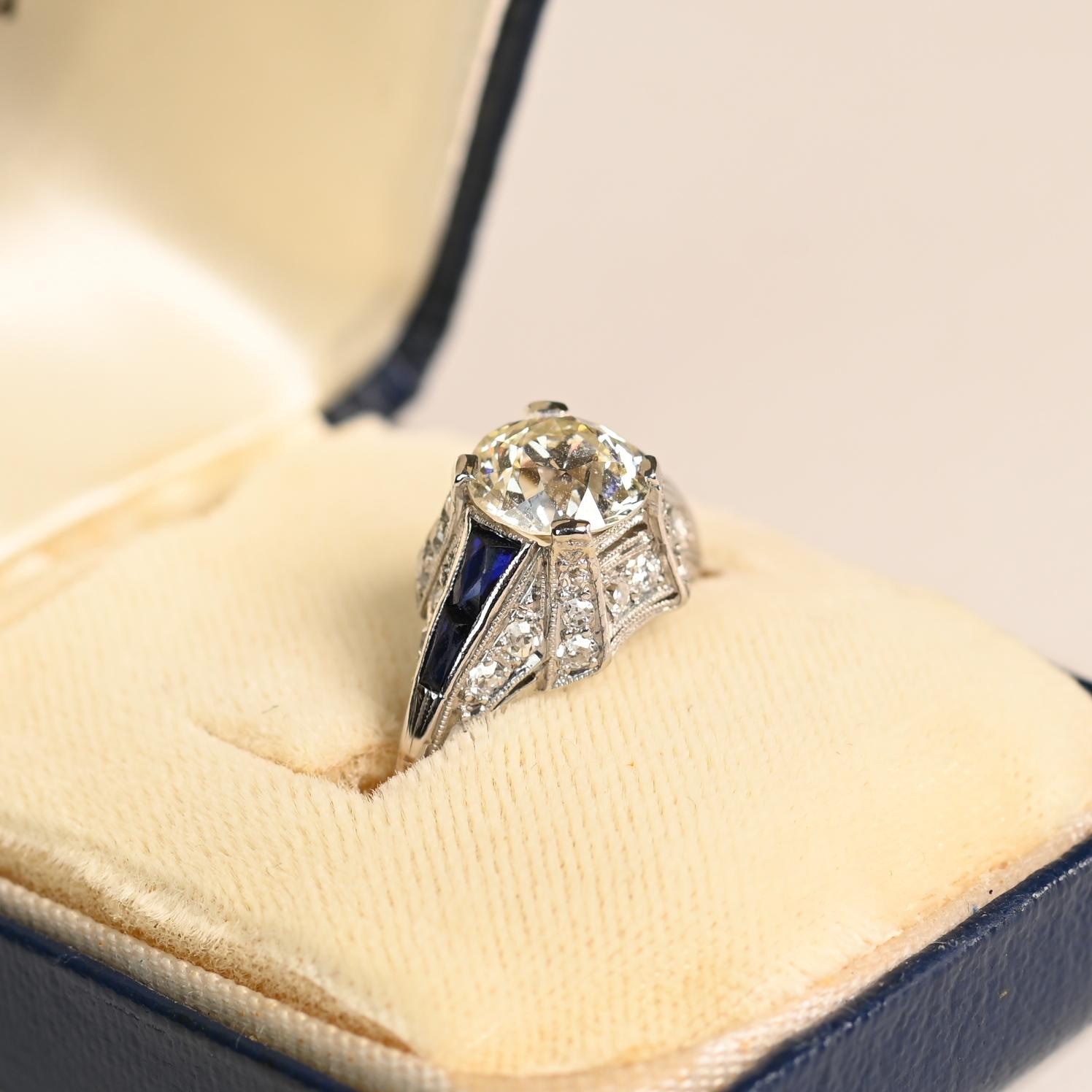 Dieser exquisite antike Verlobungsring pr�äsentiert einen atemberaubenden ca. 1,80-Karat alten europäischen Diamant in der Mitte, mit einem fesselnden J Farbe und VS1 Klarheit Grad. Der Diamant ist sicher in Zacken gefasst und verkörpert zeitlose