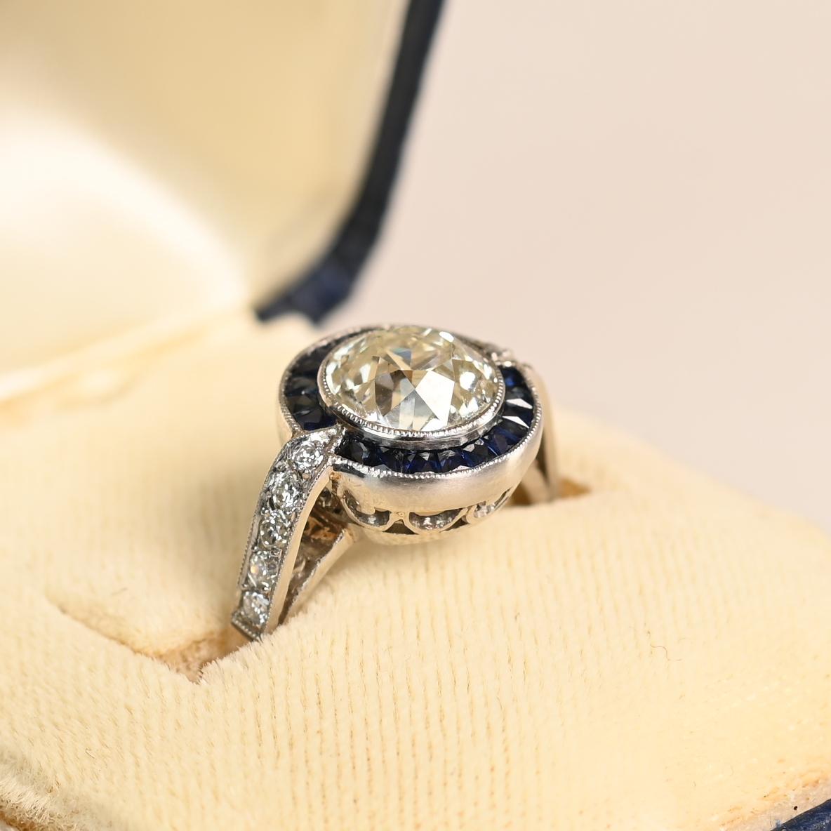 Dieser exquisite Verlobungsring präsentiert einen atemberaubenden, ca. 1,80 Karat schweren Diamanten im alten europäischen Schliff als Herzstück, der sicher in Platin gefasst ist. Der Diamant hat den Farbgrad K und die Reinheit VS1 und spiegelt mit