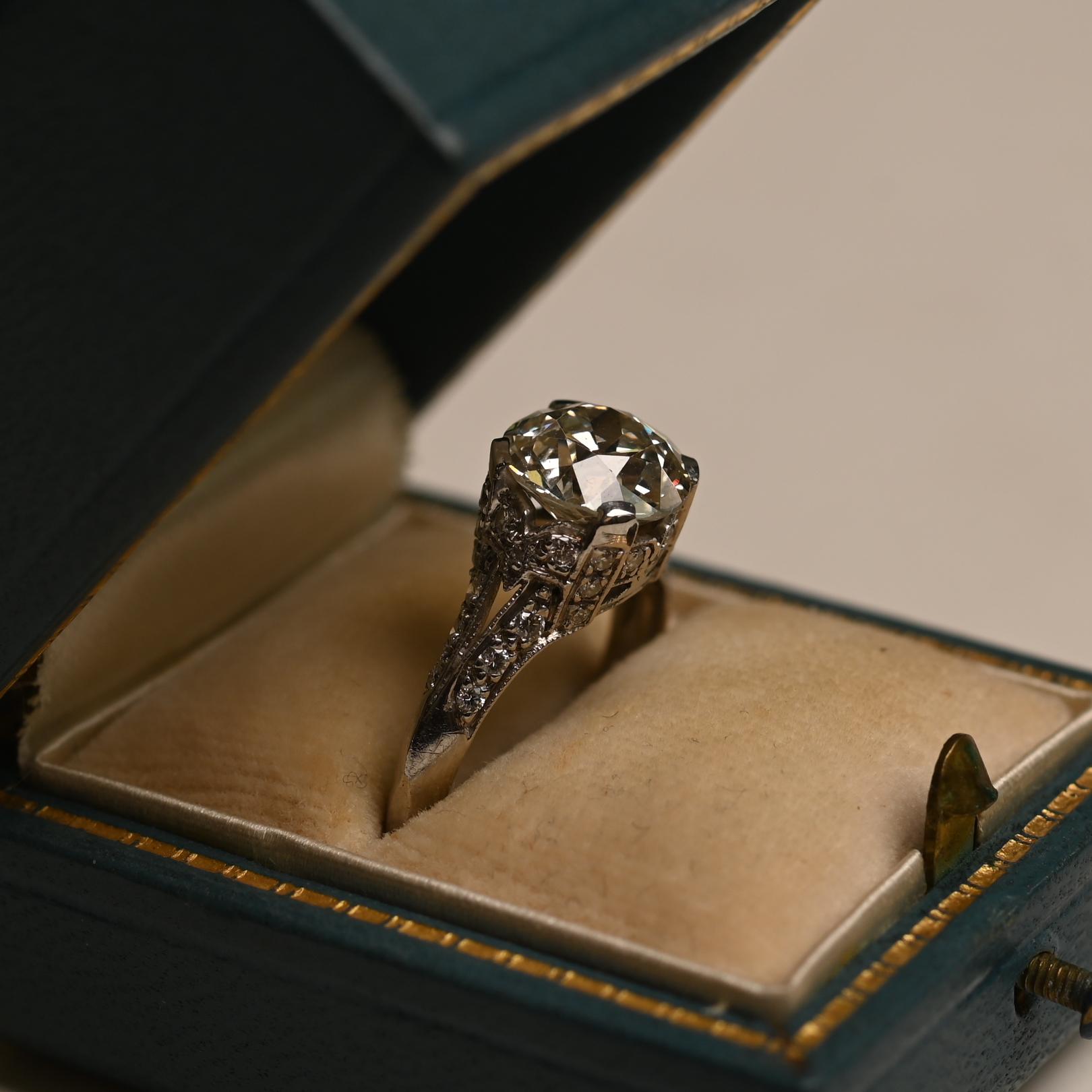 Uno splendido anello Art Deco del 1920 circa, con al centro un diamante di circa 2 carati con taglio Old European. Il diamante ha una gradazione di colore K e una purezza VS2, che offre calore e brillantezza che completano magnificamente il