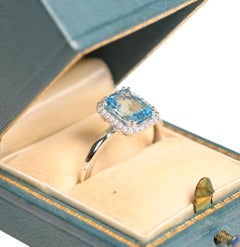 1.70 Karat Topas Ring. London Blue Topas, 10 Karat, Diamant-Halo-Ring aus 18 Karat Weißgold