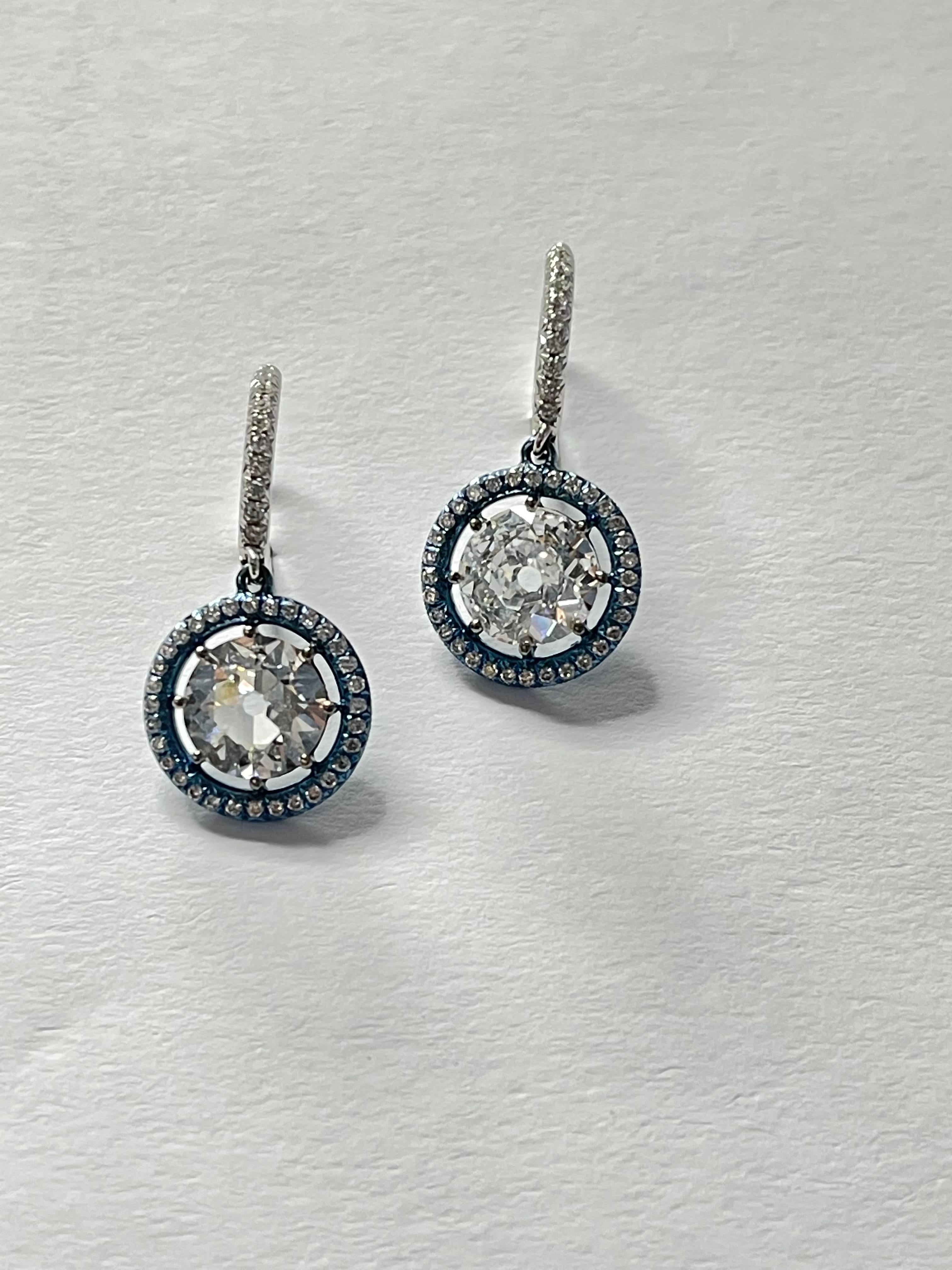Ces superbes boucles d'oreilles pendantes en titane bleu et or blanc 18 carats ont été réalisées à la main. 
Les détails sont les suivants : 
Diamant taille ancienne européenne : 2,59 carats /2 de couleur HI et de pureté VS. 
Mesures : 8.17mm et