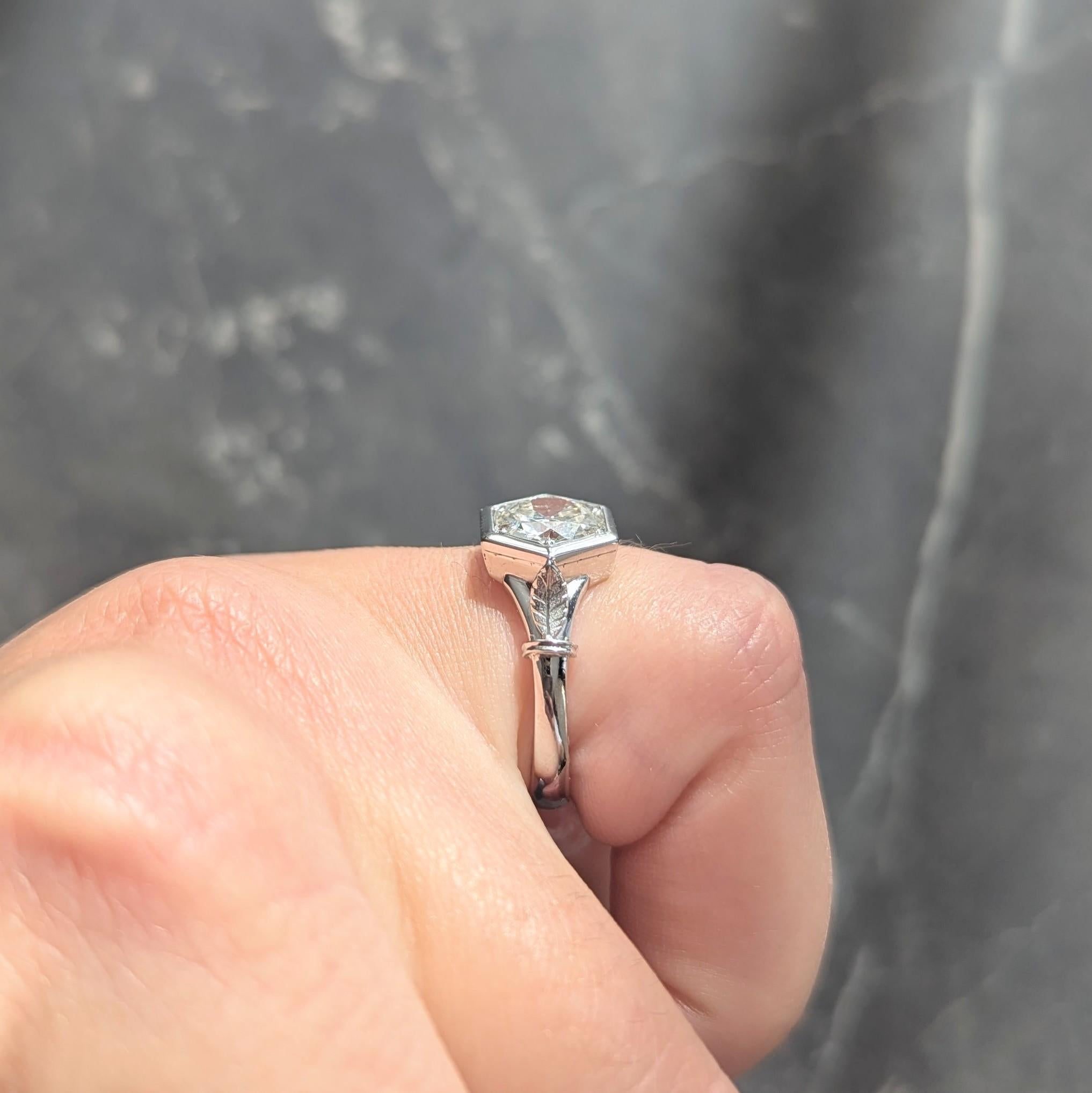 Bague de fiançailles solitaire hexagonale en or 18K avec diamant de taille européenne ancienne en vente 5