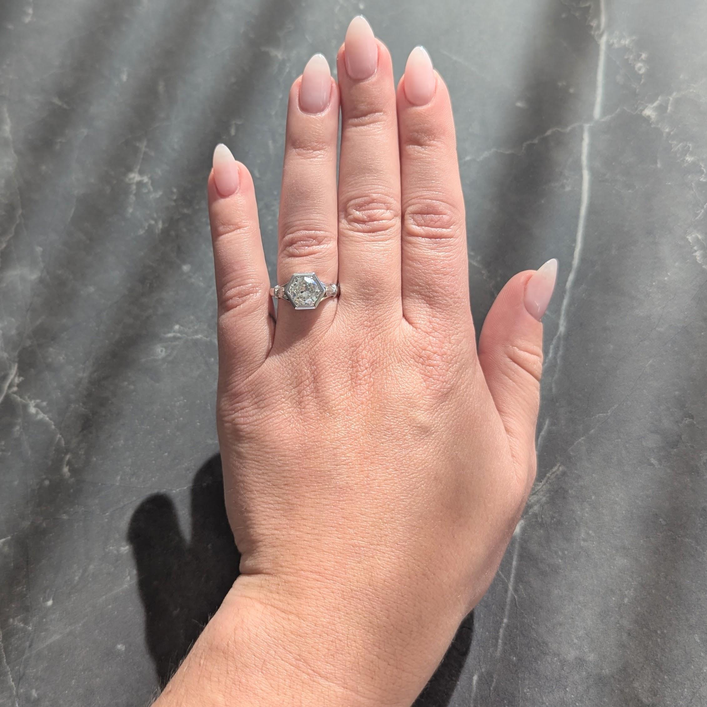 Centré sur un diamant de taille européenne ancienne pesant environ 1.50 carats
Couleur I.L.A. et pureté VS2 - perle sertie dans une tête de forme hexagonale
Flanqué d'épaules cathédrales à motif de feuillage tridimensionnel
Accentué par des détails