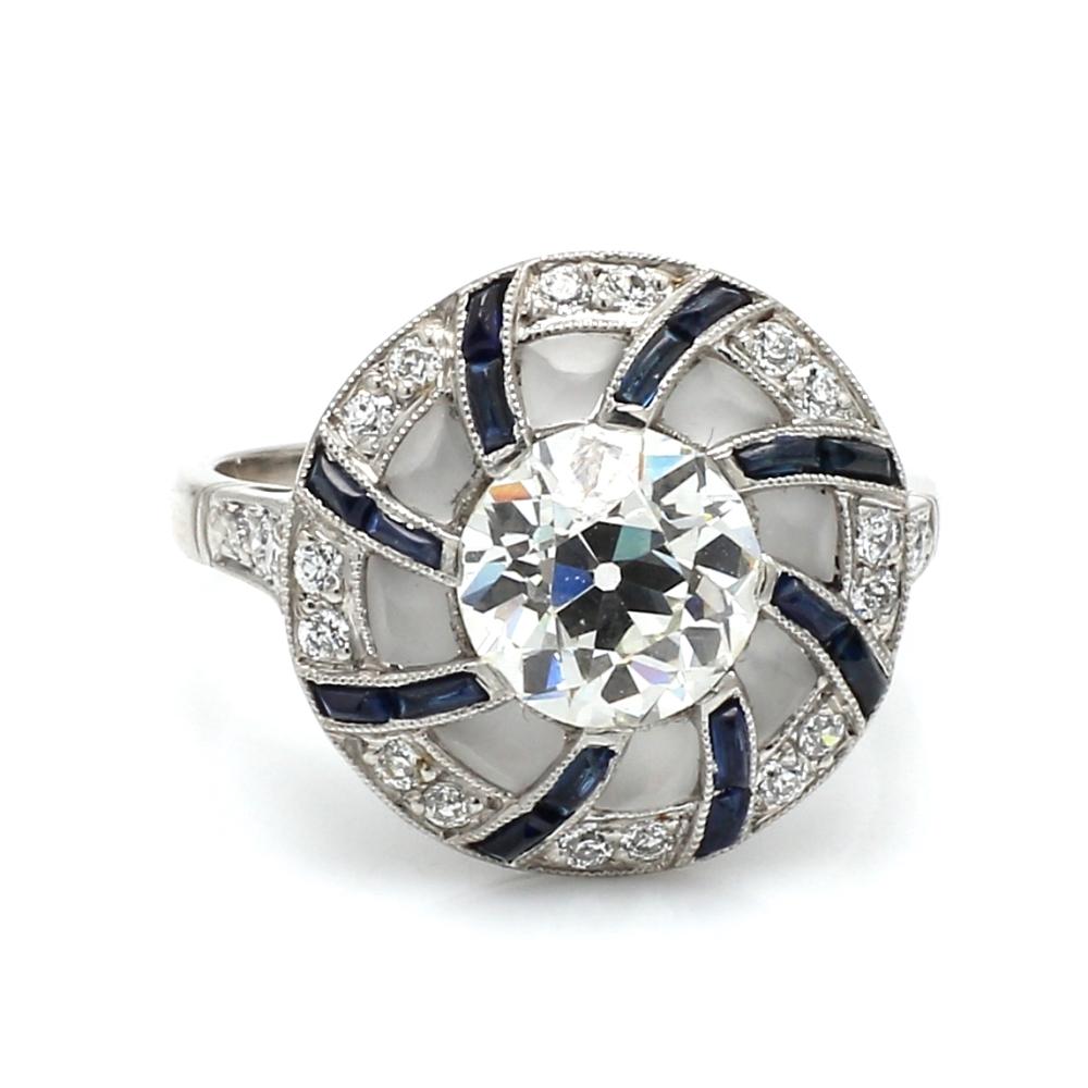 Bague en platine avec diamant de taille européenne ancienne et saphirs bleus

Cette magnifique bague en platine met en valeur un diamant de taille européenne ancienne de 2,15 carats, rehaussé de saphirs bleus éclatants. D'une taille de 7.25 et