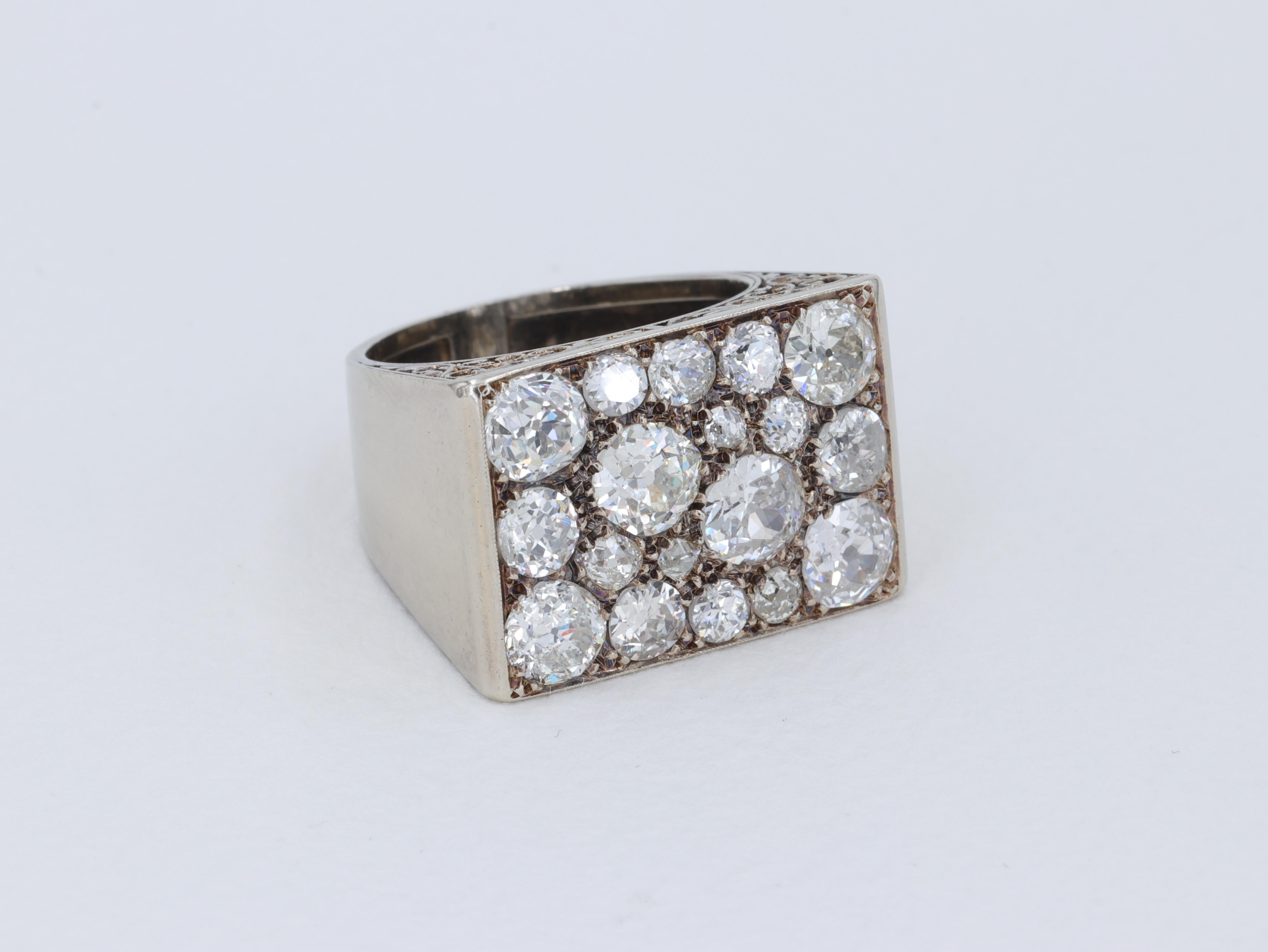 Old European Cut Diamond and White Gold Cluster Ring In Good Condition For Sale In Tampa, FL