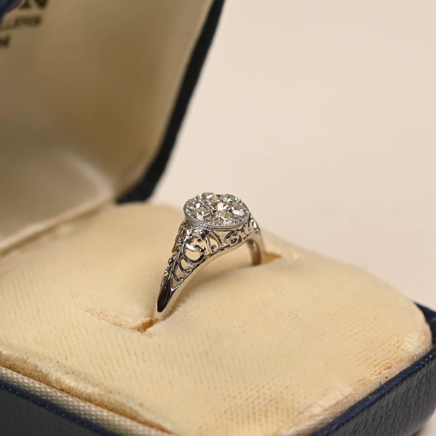 Dieser elegante Platinring präsentiert einen fesselnden Diamantencluster im alteuropäischen Schliff, der sicher in einer geteilten Zackenanordnung in einer runden Lünettenfassung gefasst ist. Der Cluster hat ein Gesamtgewicht von ca. 0,30 Karat und