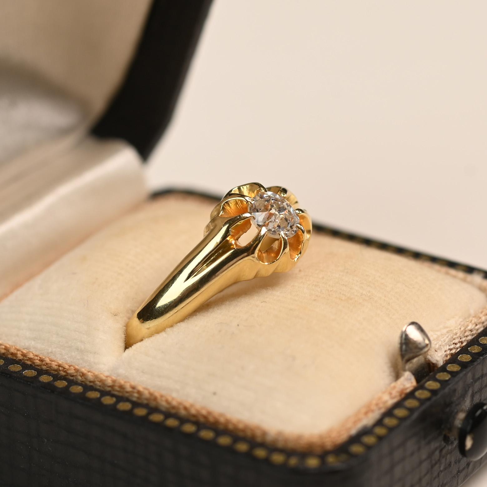 Precioso anillo de la Época Victoriana realizado en oro amarillo de 18 quilates, con un diamante de talla vieja europea engastado en garras que pesa aproximadamente 0,50 quilates, con un color I y una claridad SI2. El engaste tiene un delicado