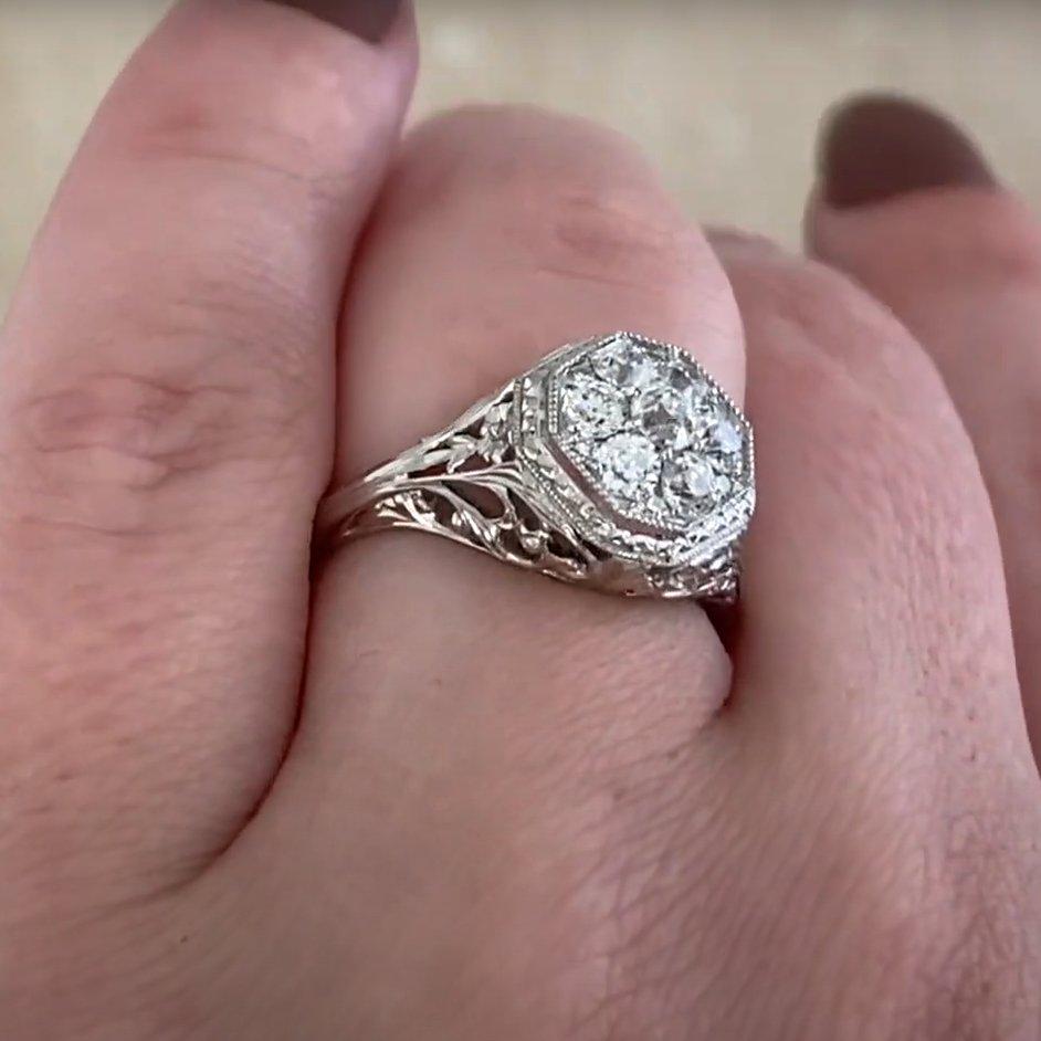 Cette bague exquise est ornée d'une grappe centrale de diamants de taille européenne ancienne d'un poids total approximatif de 0,60 carat. Les diamants présentent une couleur J chaude et une pureté allant de VS2 à SI1, offrant un charmant éclat