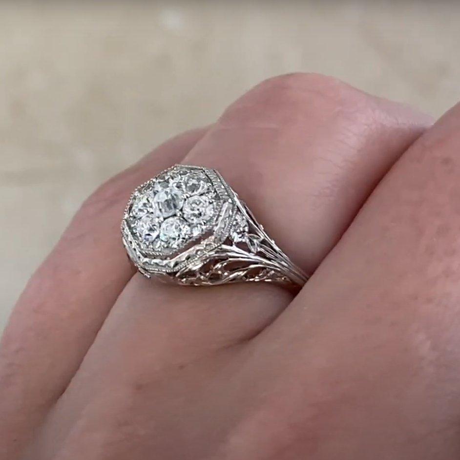 Taille vieille Europe Bague à grappes de diamants de taille européenne ancienne (environ 0,60 carats), platine en vente