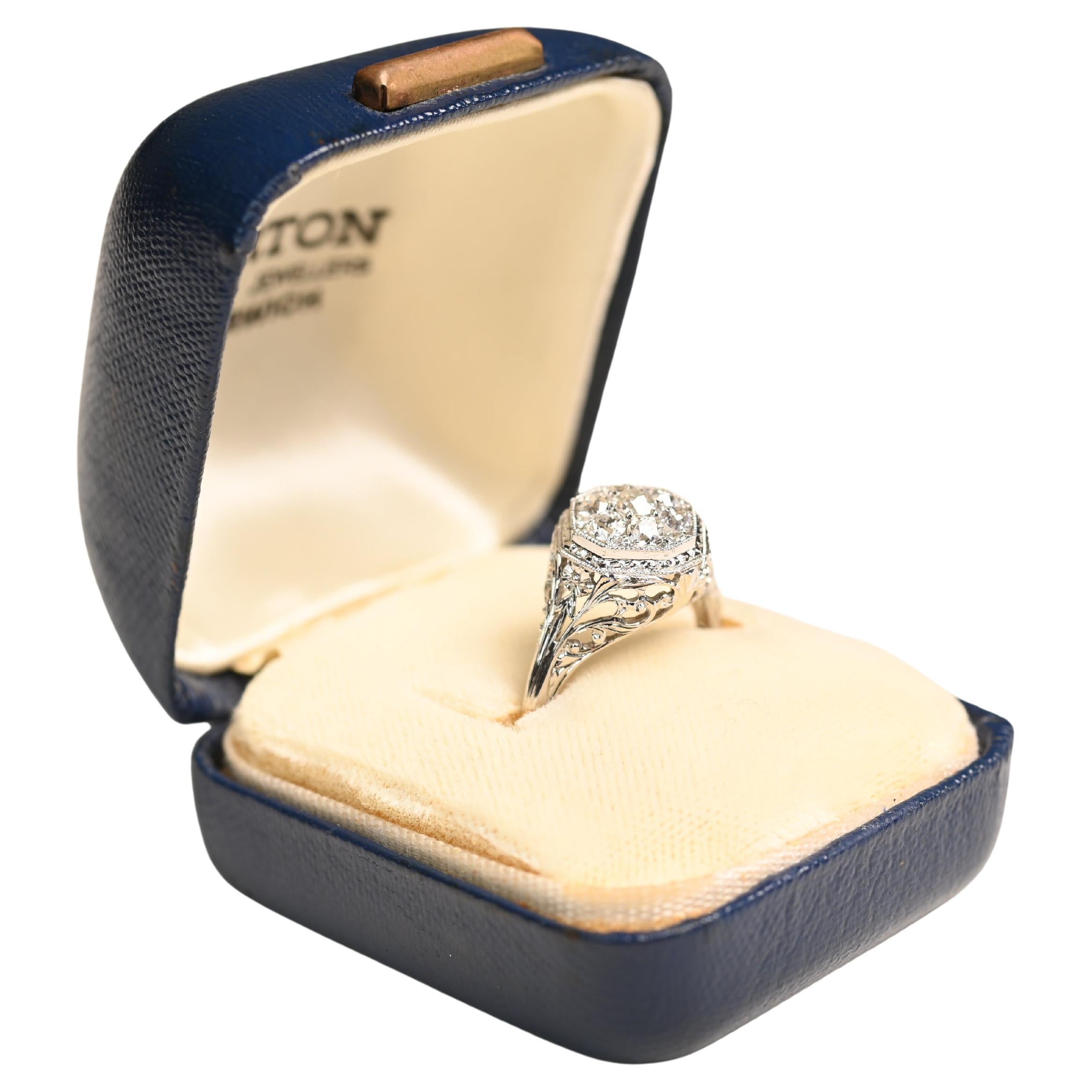 Bague à grappes de diamants de taille européenne ancienne (environ 0,60 carats), platine en vente
