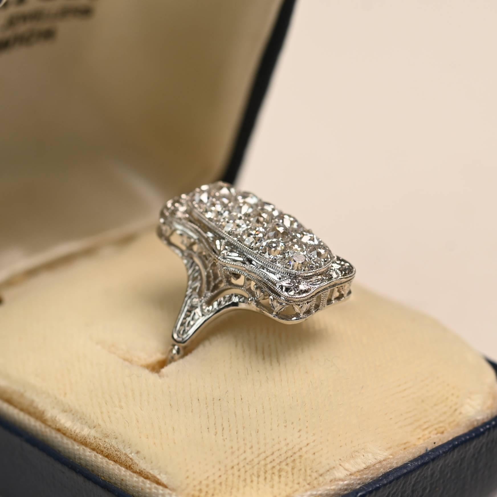 Questo elegante anello dalla forma allungata mostra una fila di diamanti taglio Vecchio Europa incastonati in griffe condivise all'interno di castoni individuali. I diamanti hanno un peso totale approssimativo di 1,30 carati e sono splendidamente