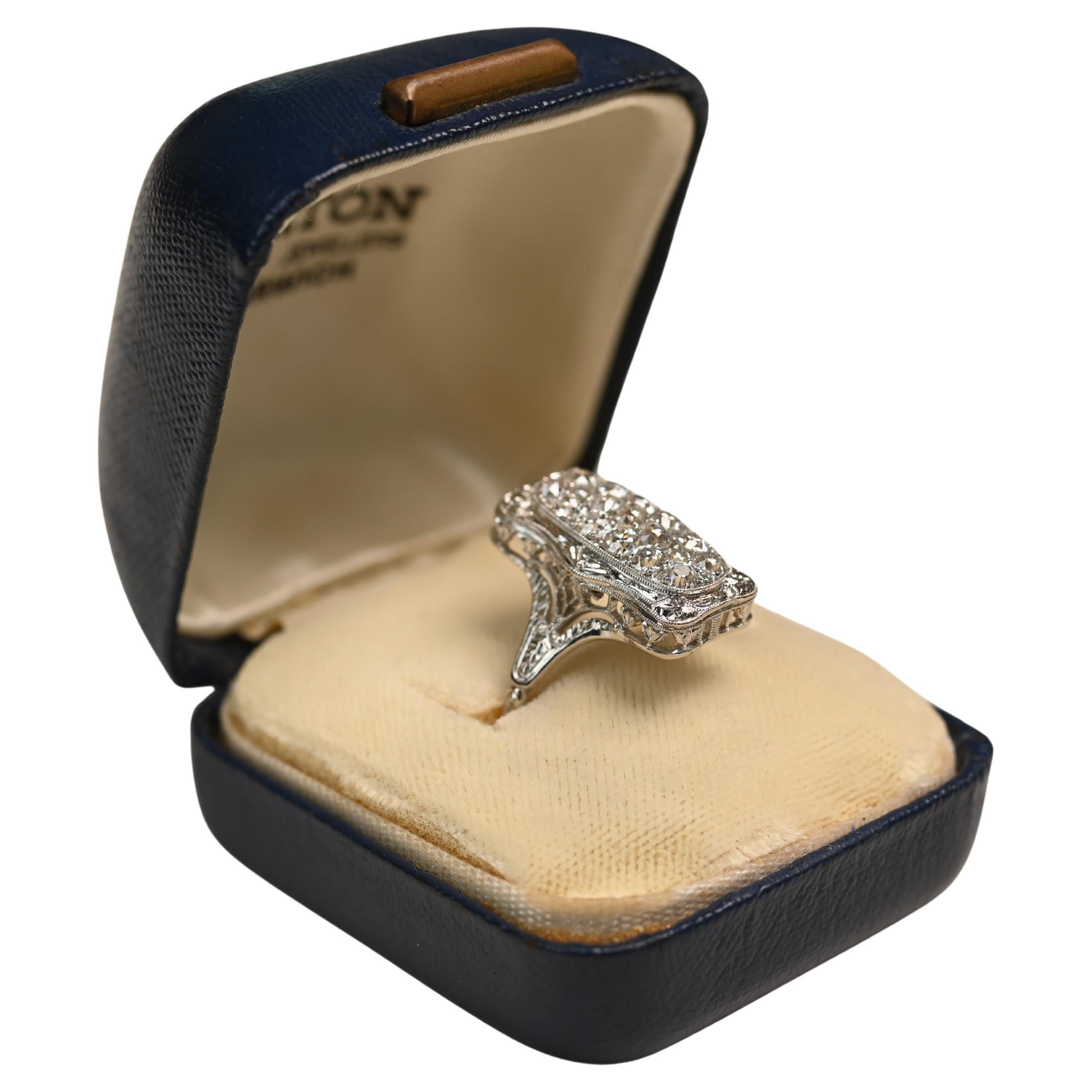 Anello allungato con diamante vecchio taglio europeo (circa 1,30 carati), platino in vendita