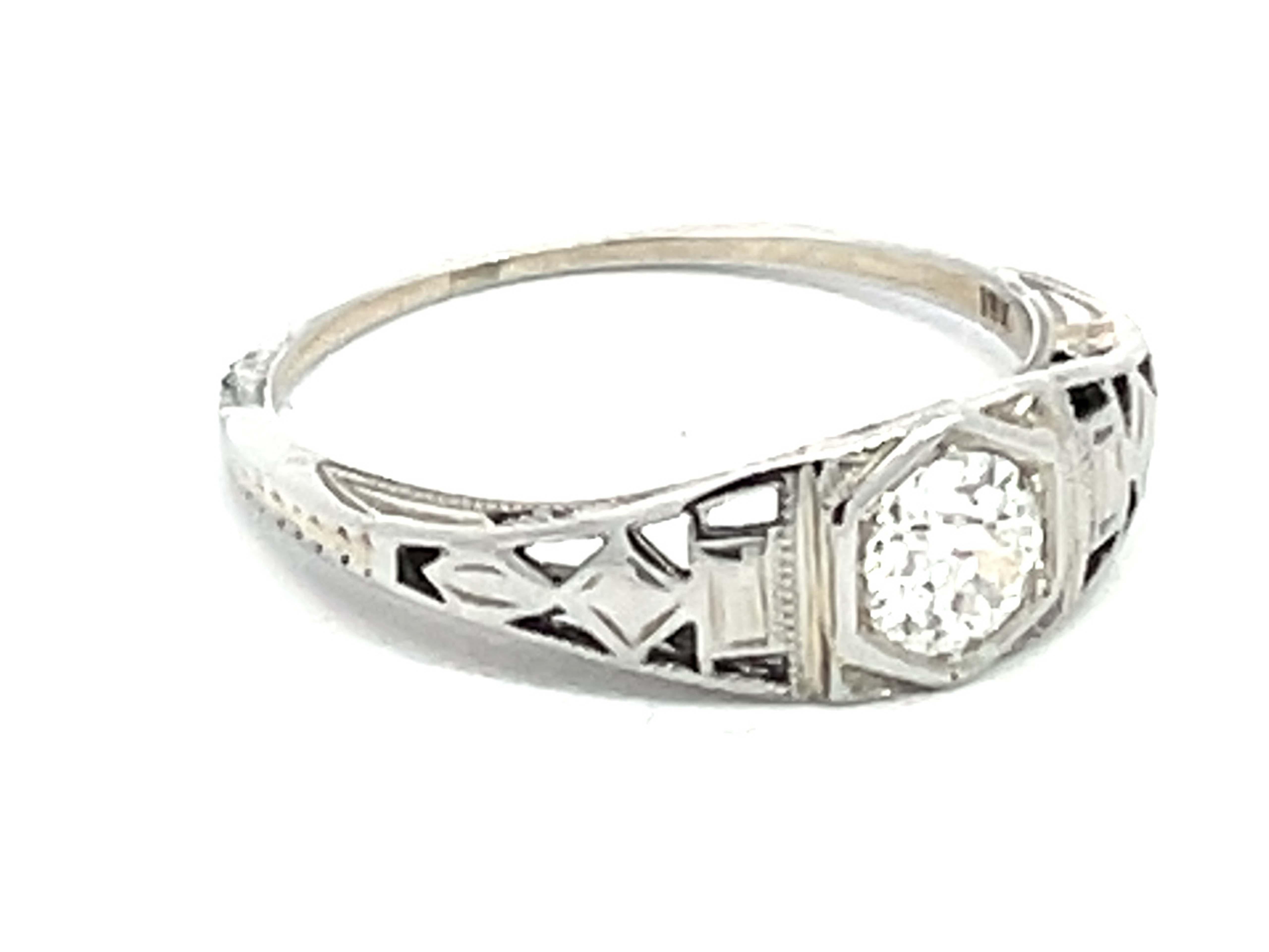 Taille vieille Europe Bague Art déco en or blanc 18 carats avec diamants de taille européenne ancienne en vente