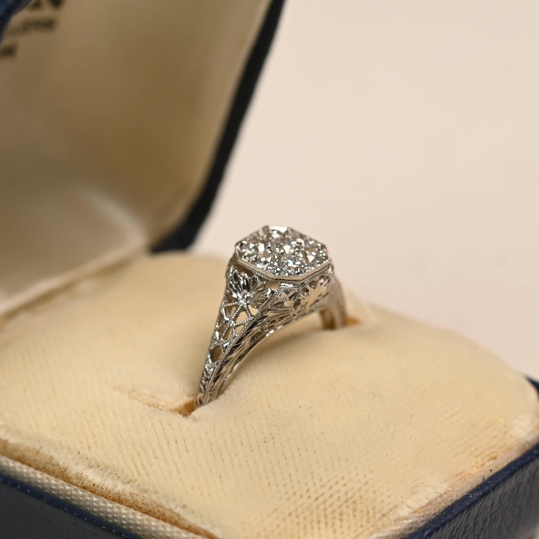 Dieser exquisite Platinring zeigt eine faszinierende Ansammlung von Diamanten im alteuropäischen Schliff, die elegant in einer gemeinsamen Zackenfassung angeordnet sind. Das Design unterstreicht den zeitlosen Charme und die romantische