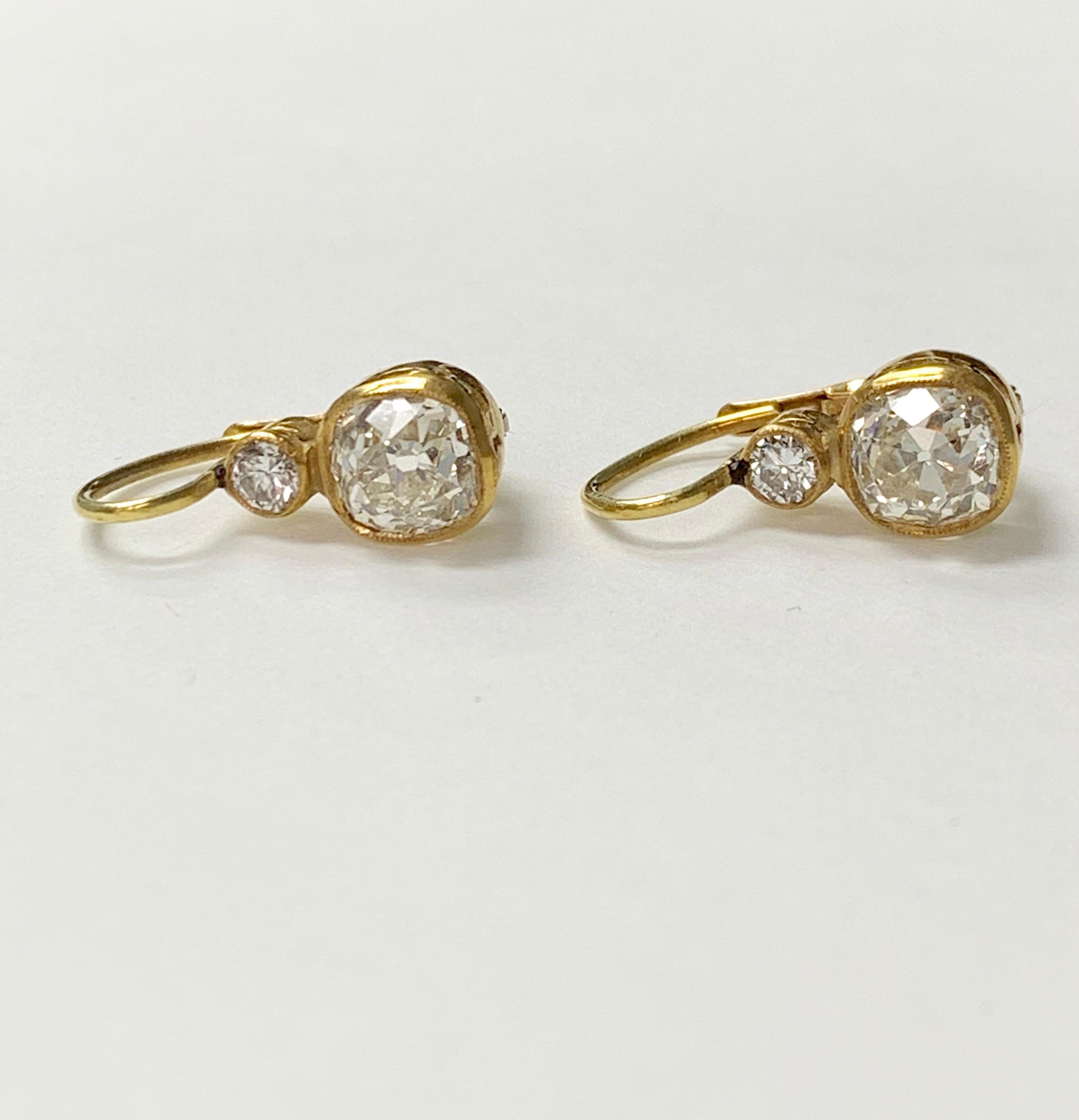 Old Mine Cut Diamond Dangle Earrings in 18 Karat Yellow Gold In New Condition In New York, NY