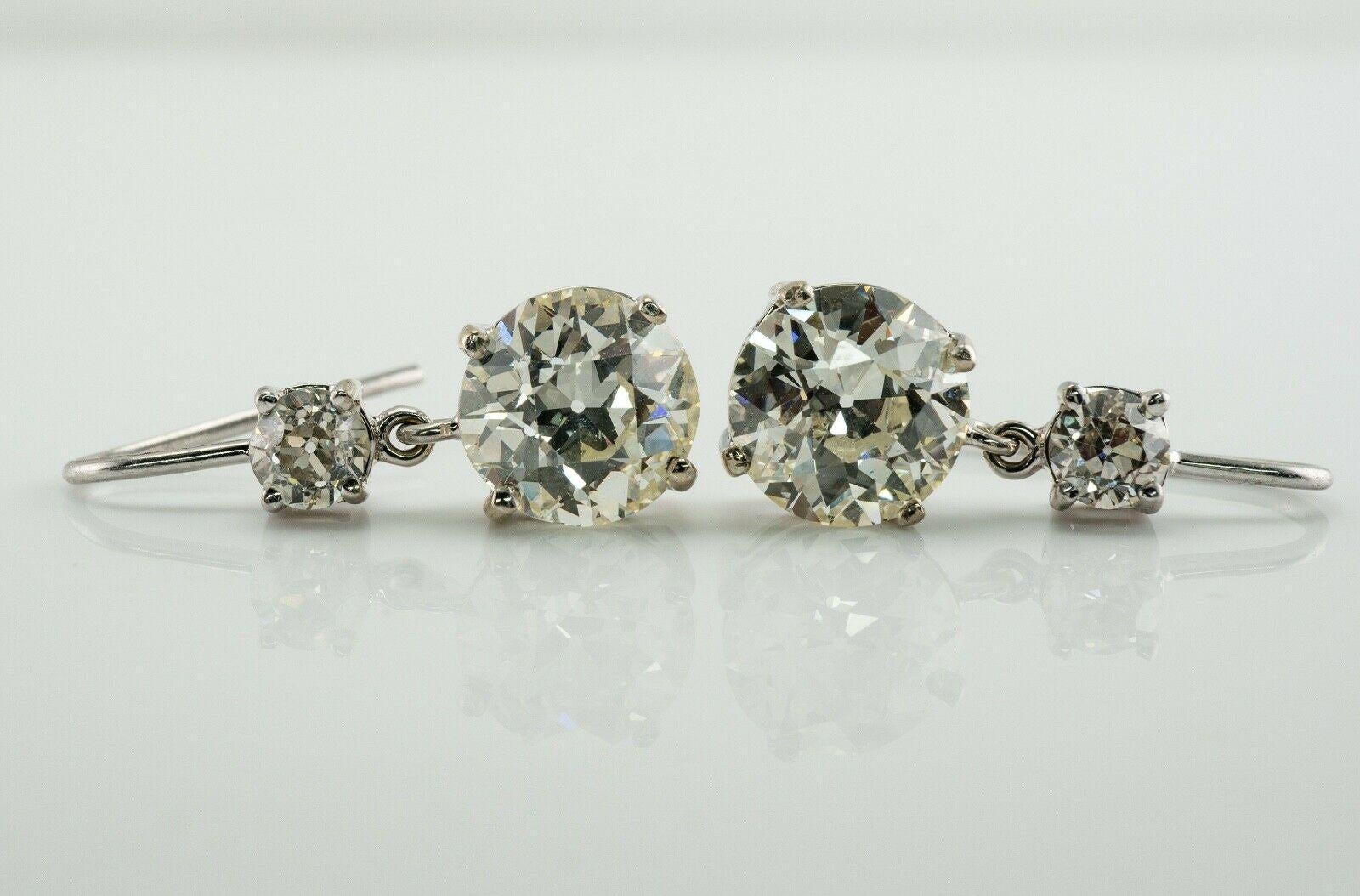 Boucles d'oreilles en diamant taille européenne ancienne or blanc 18K 4.37 TDW

Cette paire de boucles d'oreilles vintage absolument magnifique est créée en or blanc massif 18K (soigneusement testé et garanti). Le poids total des deux diamants de