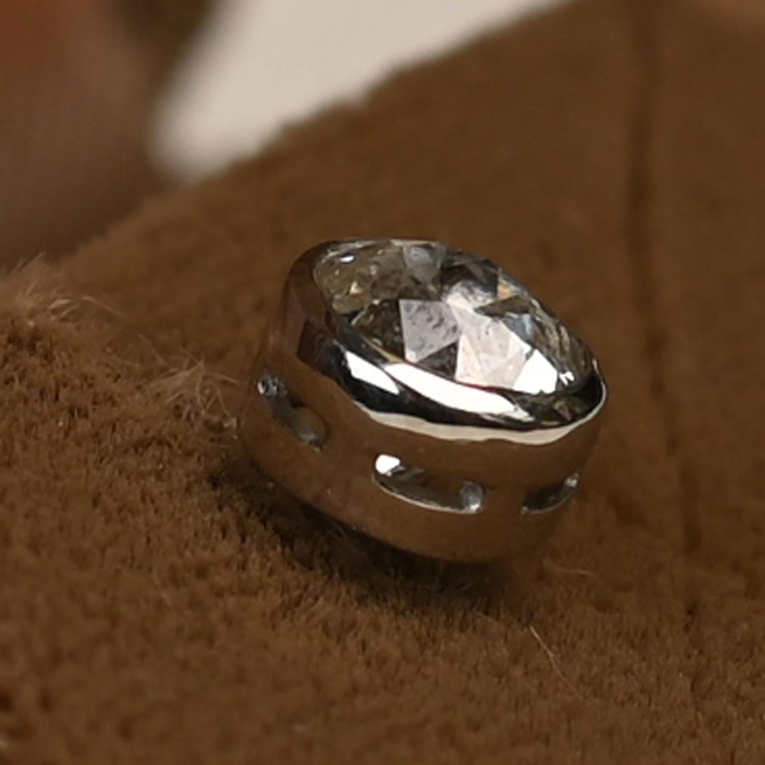 Une belle paire de boucles d'oreilles en diamant comprenant deux diamants de taille européenne ancienne pesant approximativement 0,4 carat chacun. Les diamants affichent une couleur L et une pureté VS2, offrant un doux éclat vintage caractéristique