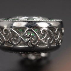 Orecchini a bottone con diamanti taglio europeo antico e smeraldi in montatura “halo”, in oro bianco 14k