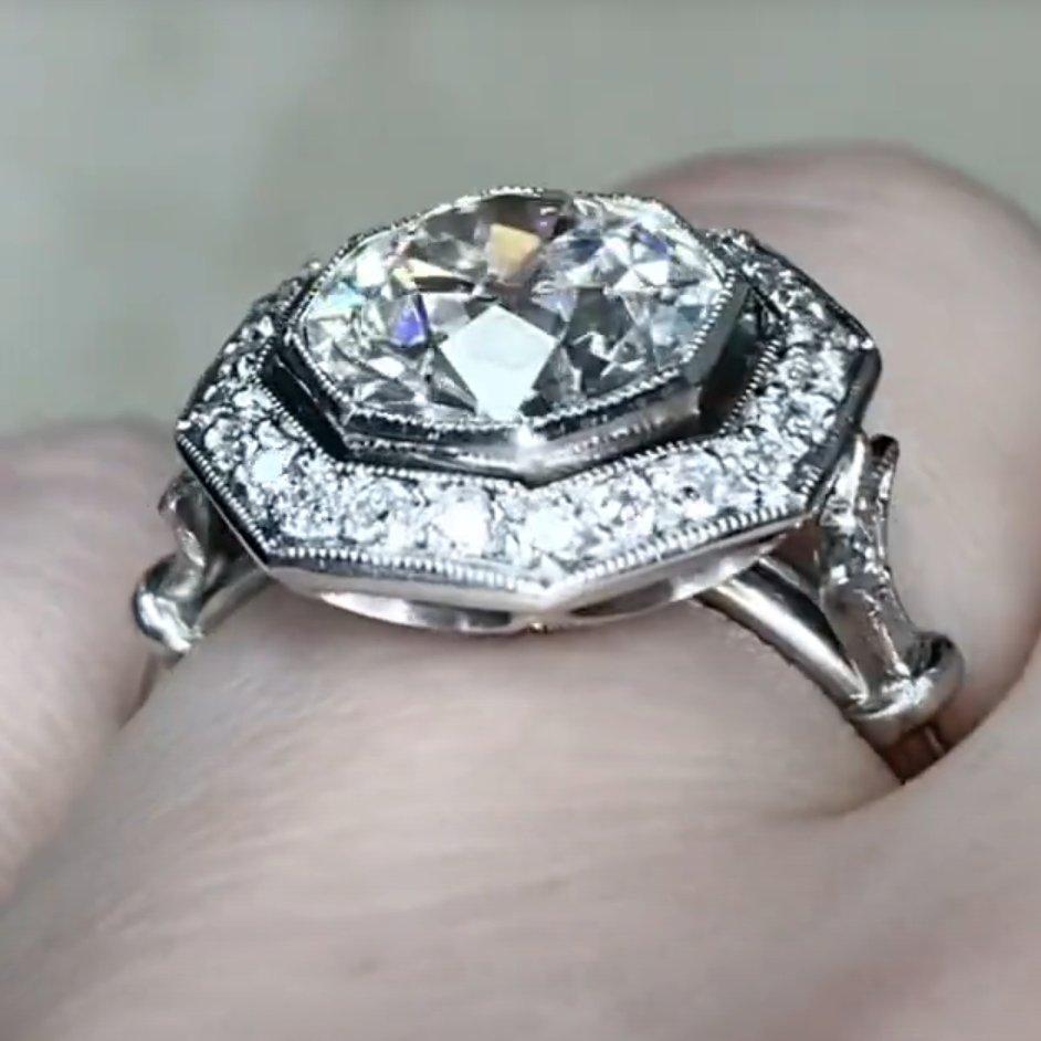 Anillo de compromiso con halo de diamantes talla europea antigua (GIA aprox. 2,20 quilates), platino en Excelente estado para la venta en New York, NY