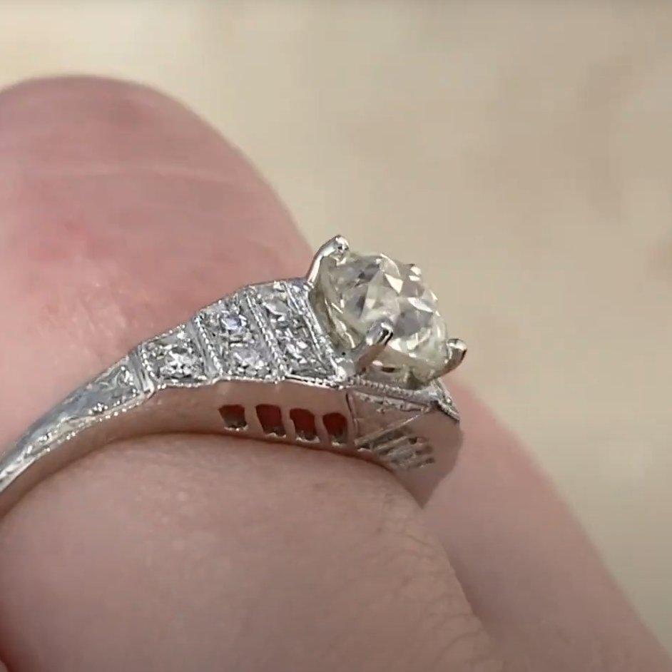 Taille vieille Europe Bague de fiançailles en platine avec diamant taille européenne ancienne (environ 0.80 carats) en vente