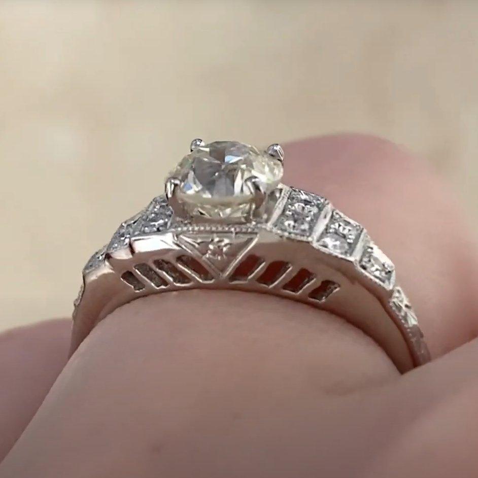 Bague de fiançailles en platine avec diamant taille européenne ancienne (environ 0.80 carats) Excellent état - En vente à New York, NY