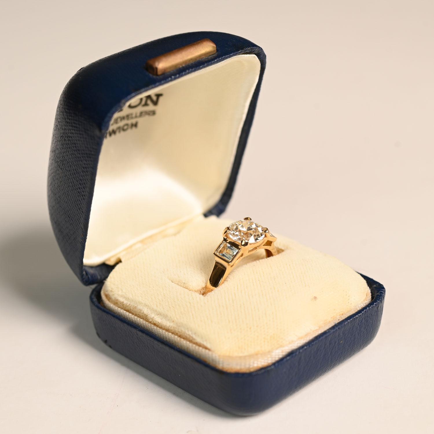 Art déco Bague de fiançailles avec diamant de taille européenne (environ 1,50 carat) en or jaune 18K en vente