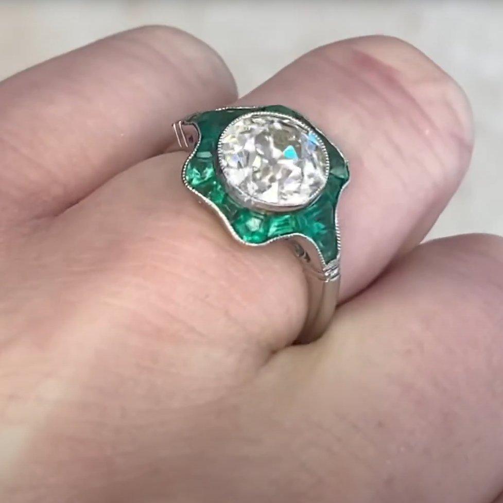 Taille vieille Europe Bague de fiançailles avec diamant taille européenne ancienne (environ 2,00 carats), halo d'émeraude en vente