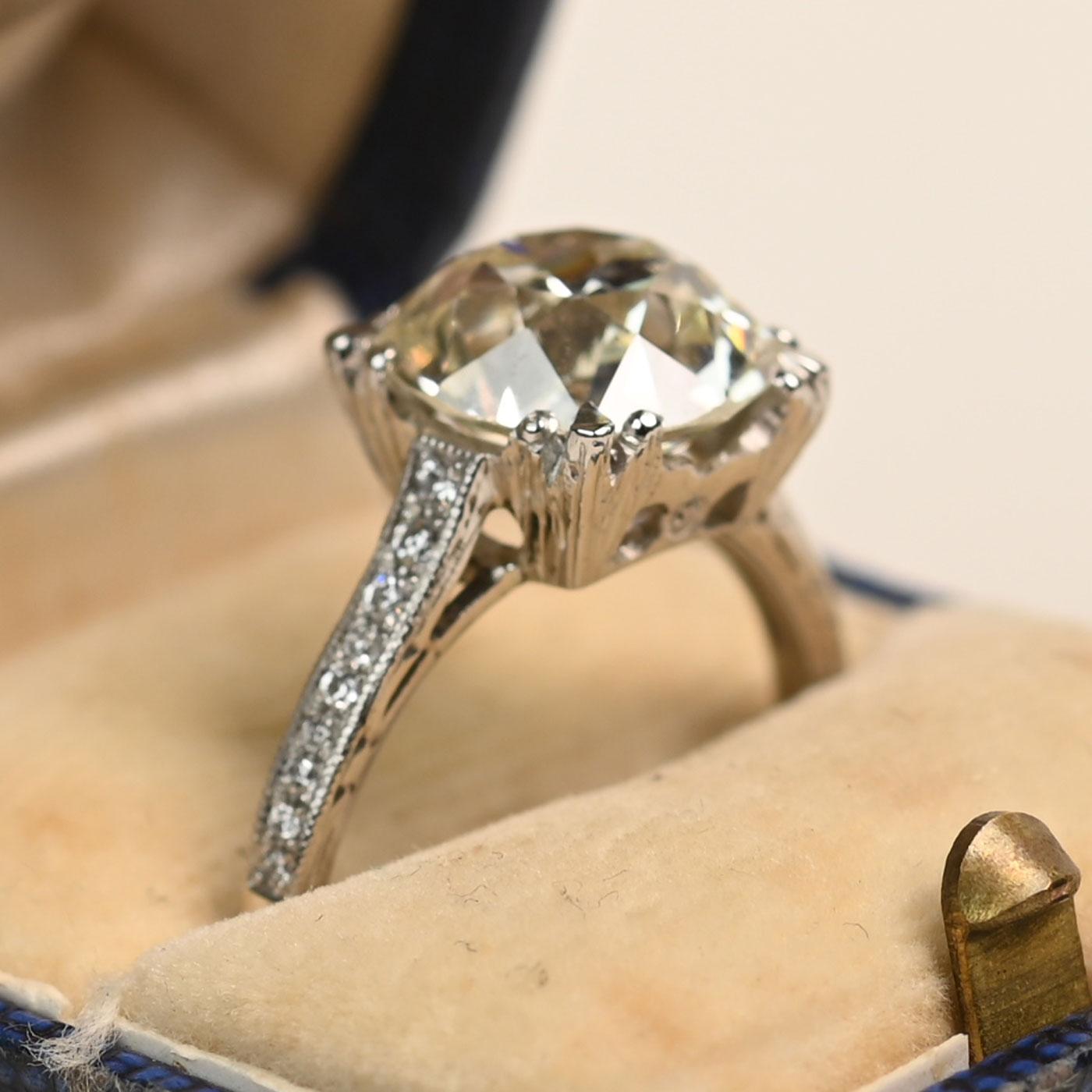 Taille vieille Europe Bague de fiançailles avec diamant taille européenne (environ 4,20 carats) Platine en vente