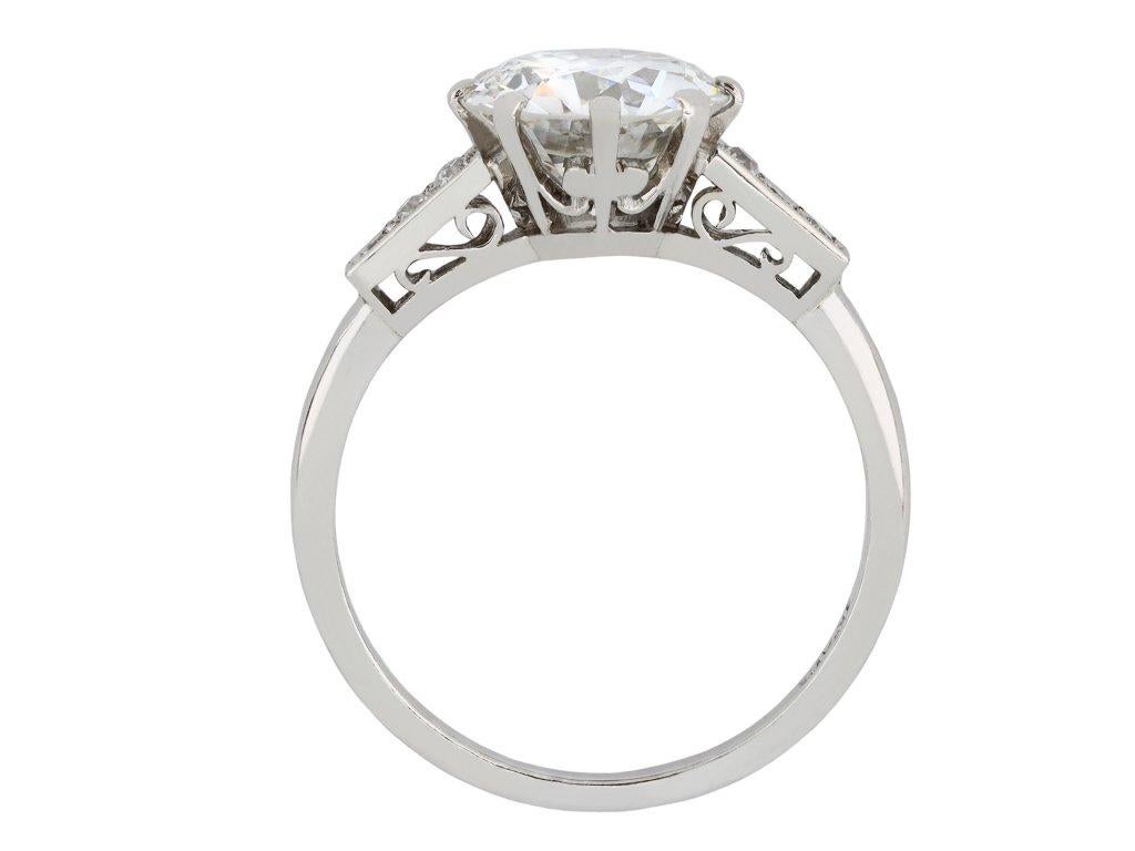 Anillo solitario flanqueado de diamantes talla europea antigua de 2,24 quilates, inglés, hacia 1920 Art Decó en venta
