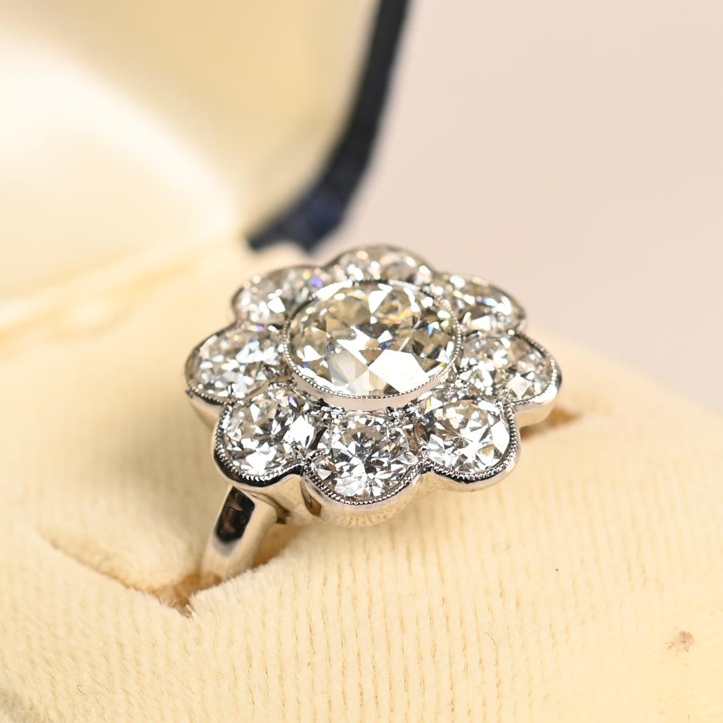 Dieser exquisite Verlobungsring mit floralem Diamant zeigt in der Mitte einen atemberaubenden Diamanten im alten europäischen Schliff, der von GIA mit ca. 1,50 Karat und einem Farbgrad von J und einer Reinheit von VS2 zertifiziert wurde. Der