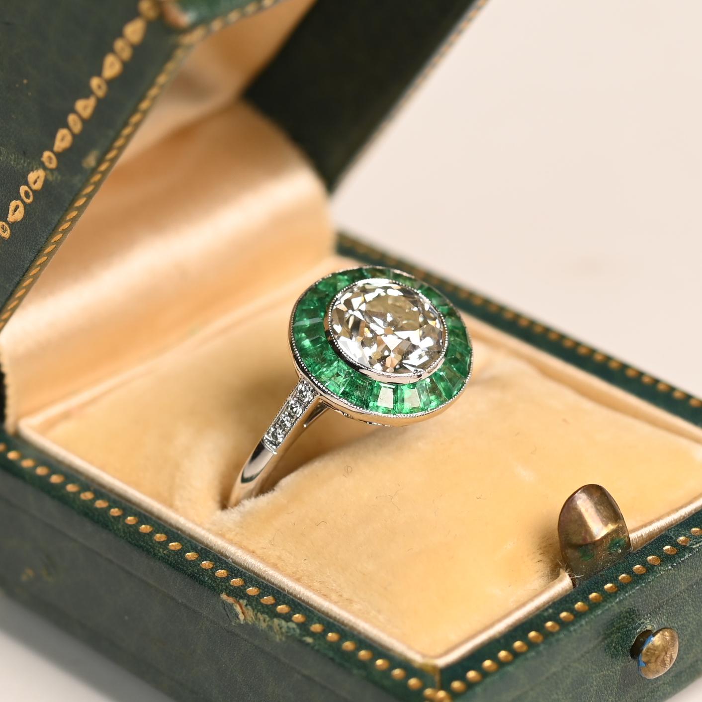 Este exquisito anillo de compromiso exhibe un cautivador diamante de talla europea antigua, certificado por el GIA de aprox. 2 quilates con color L y excepcional claridad VVS2. El encanto vintage del diamante está bellamente realzado por un