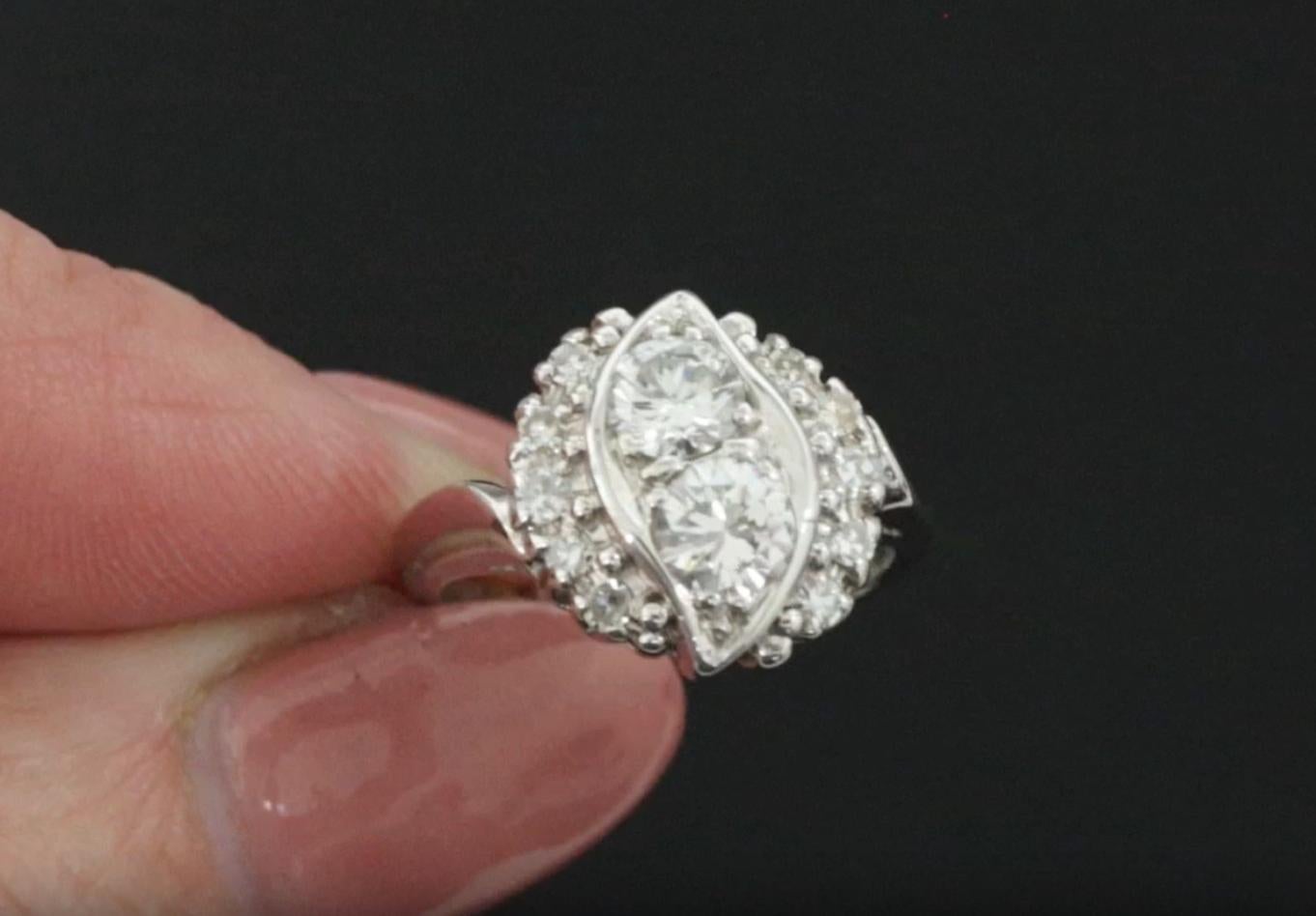 Audacieuse et élégante, cette bague de cocktail d'inspiration rétro signée Cecil Blake est ornée d'un diamant taille européenne de 0,95 carat magnifiquement facetté, serti dans un anneau en forme de pont. Le diamant est plein de charme vintage,
