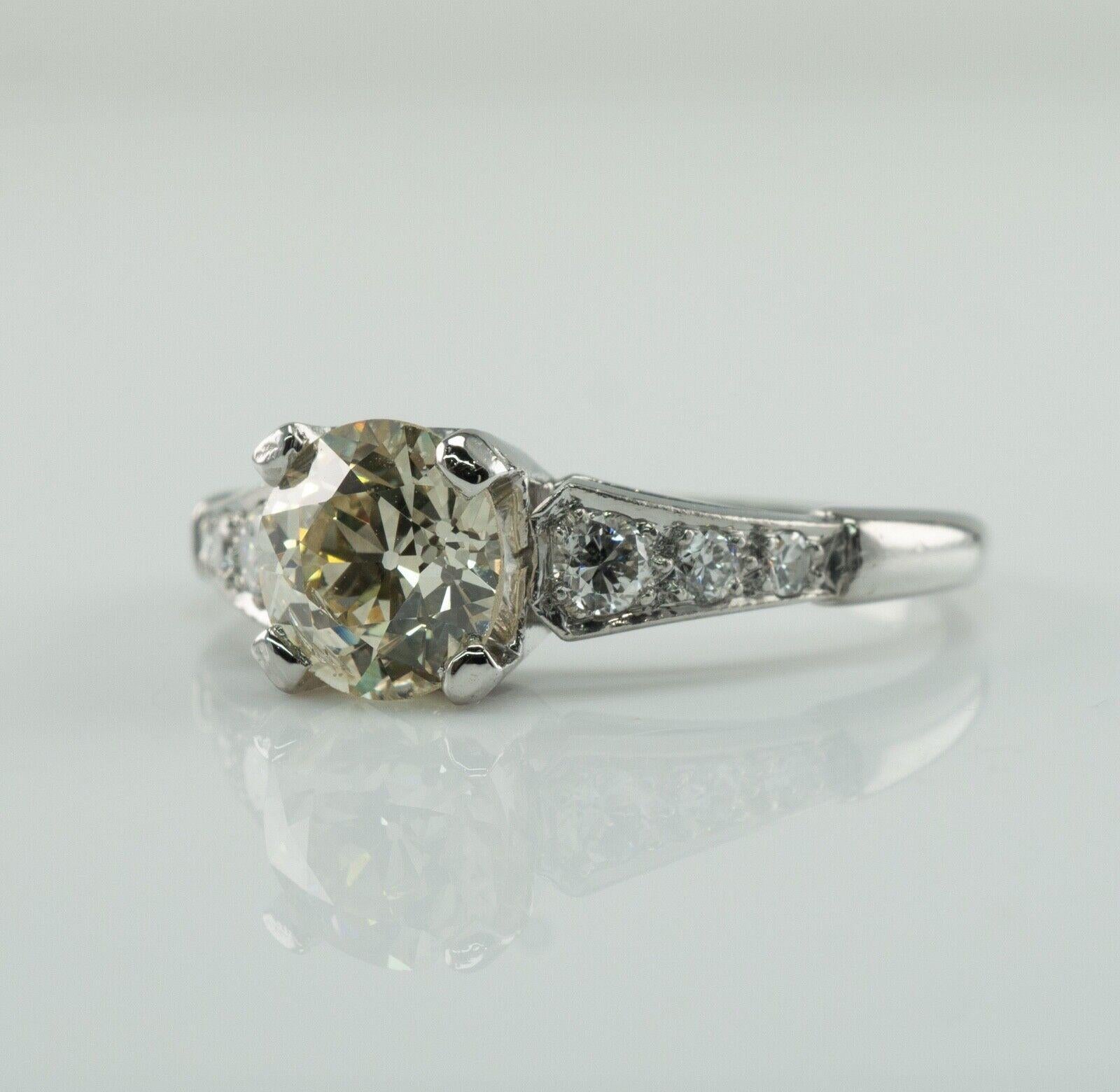 Dieser schöne Vintage-Ring ist aus massivem, luxuriösem Platin gefertigt.
 Die Mitte alten europäischen Schnitt Diamant ist .90 Karat von SI1 Klarheit und J Farbe. 
Sechs runde Diamanten im Brillantschliff an den Seiten haben insgesamt 0,18 Karat,